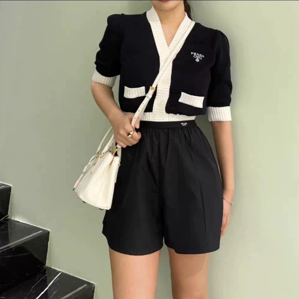 Prada PRADA color blocked V-neck short-sleeve knit black 36 Size XS / US 0-2 / IT 36-38 - 1 Thumbnail