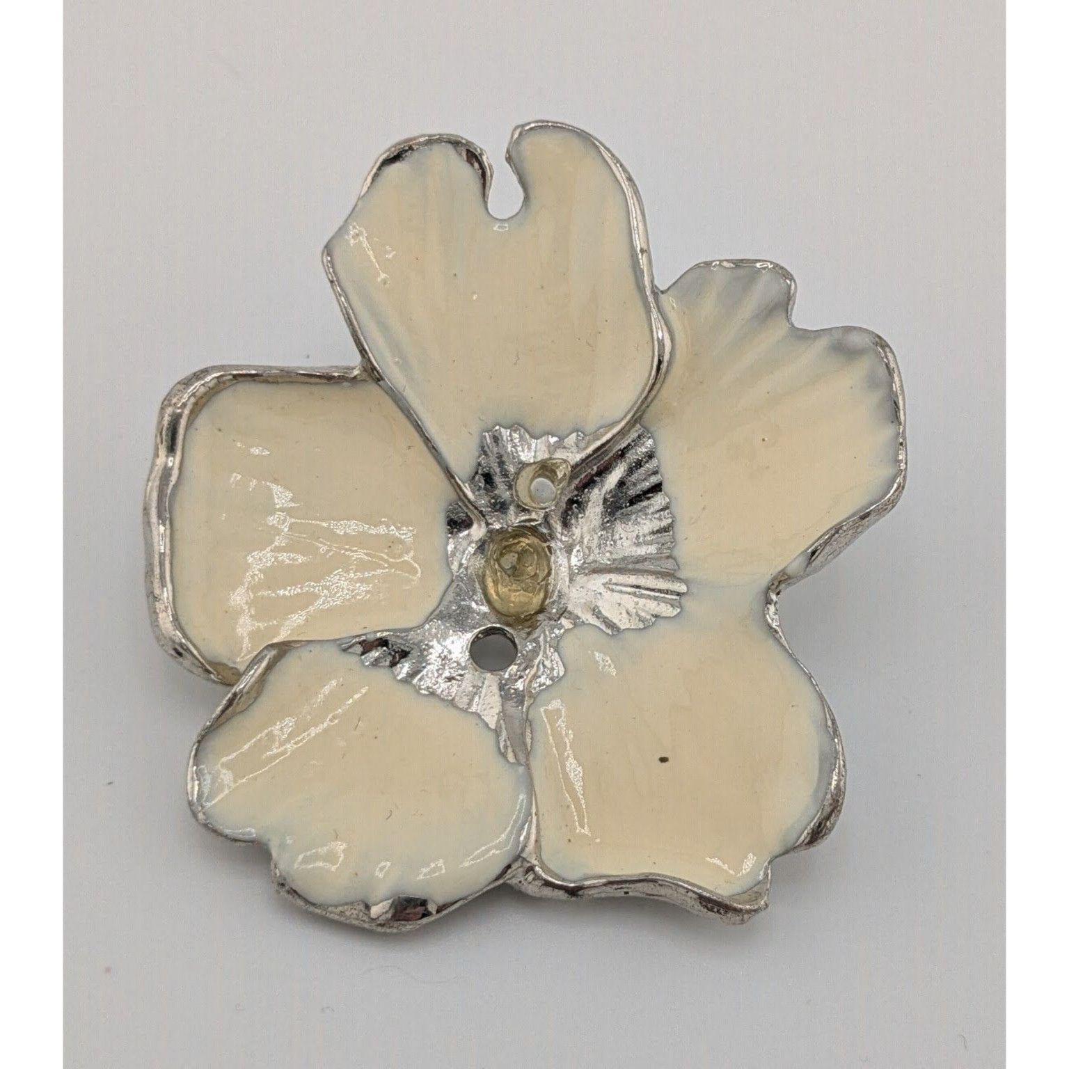 Other Vintage Floral Brooch Silver Tone With Cream Enamel (Missing Size ONE SIZE - 5 Thumbnail