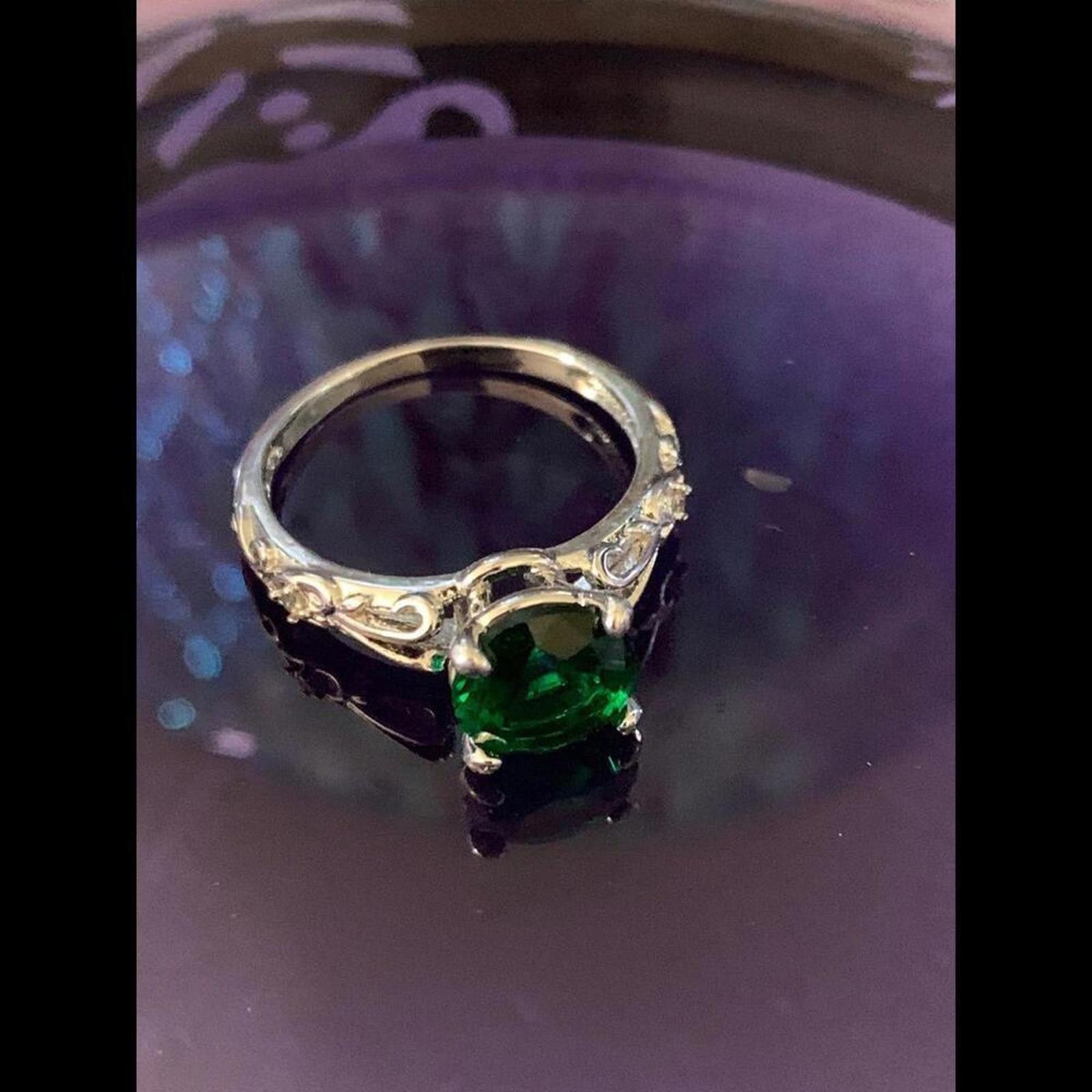 Designer Elegant Emerald Green Ring with Ornate Silver Band 7 Size ONE SIZE - 3 Thumbnail