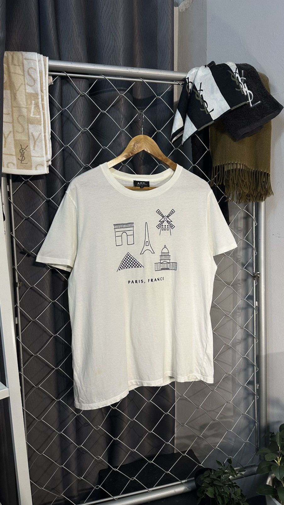 A.P.C. A.P.C Paris Graphic T-shirt featuring line art of Parisian Size US M / EU 48-50 / 2 - 1 Thumbnail