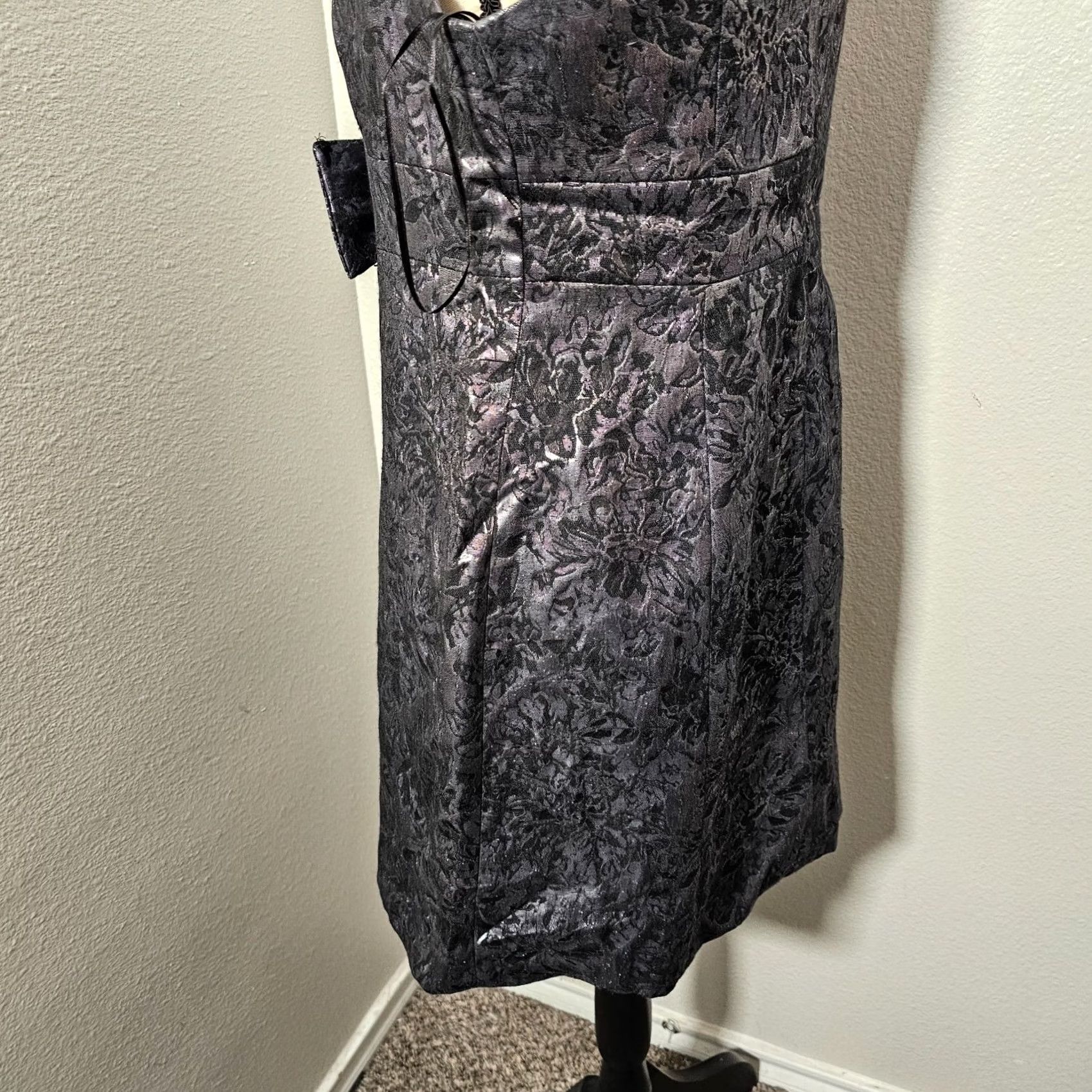 BB Dakota BB Dakota Women’s Sleeveless City Lines Shift Dress Size 8 Metallic Black Floral Lined Midi 100% Polyester Size M / US 6-8 / IT 42-44 - 4 Thumbnail