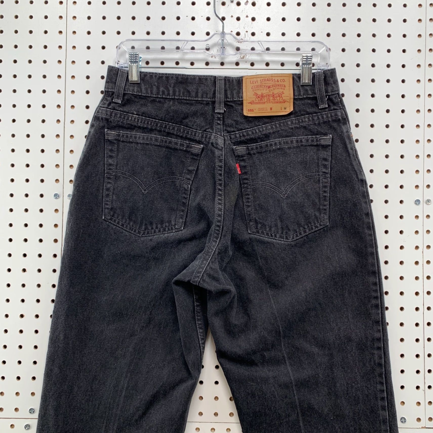 Levi's VINTAGE Levis Jeans Womens Size 12 Black Denim FITS 30x24 Relaxed Tapered Size 34" / US 12 / IT 48 - 7 Thumbnail