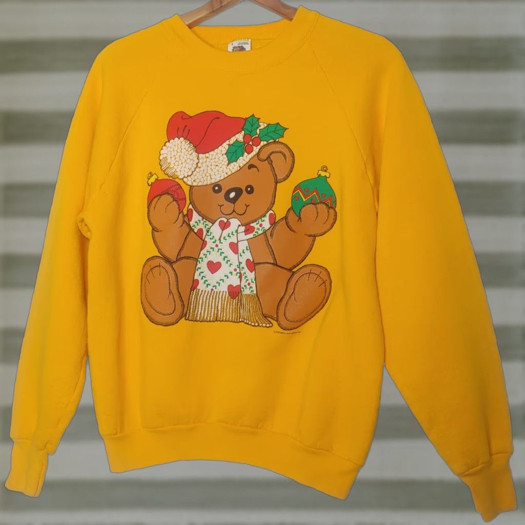 Fruit Of The Loom VINTAGE 1990s Christmas Sweatshirt Bear Large Yellow Heart Scarf Santa Airwaves Size US L / EU 52-54 / 3 - 1 Thumbnail