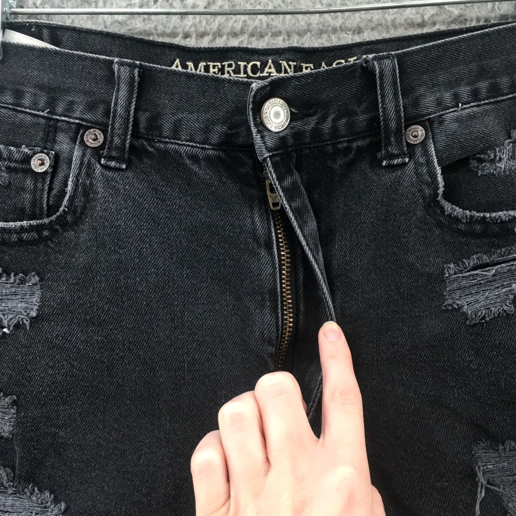 American Eagle Outfitters American Eagle Outfitters Mom Shorts Womens 6 Black Cotton Blend Distressed Zip Size 28" / US 6 / IT 42 - 3 Thumbnail