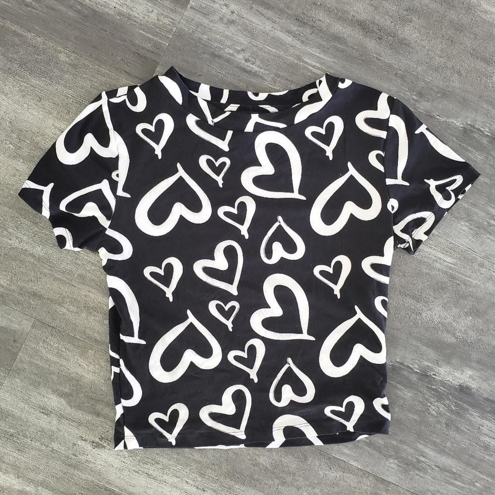 Designer Black White Heart SS Cropped Short Sleeve Size M / US 6-8 / IT 42-44 - 1 Thumbnail