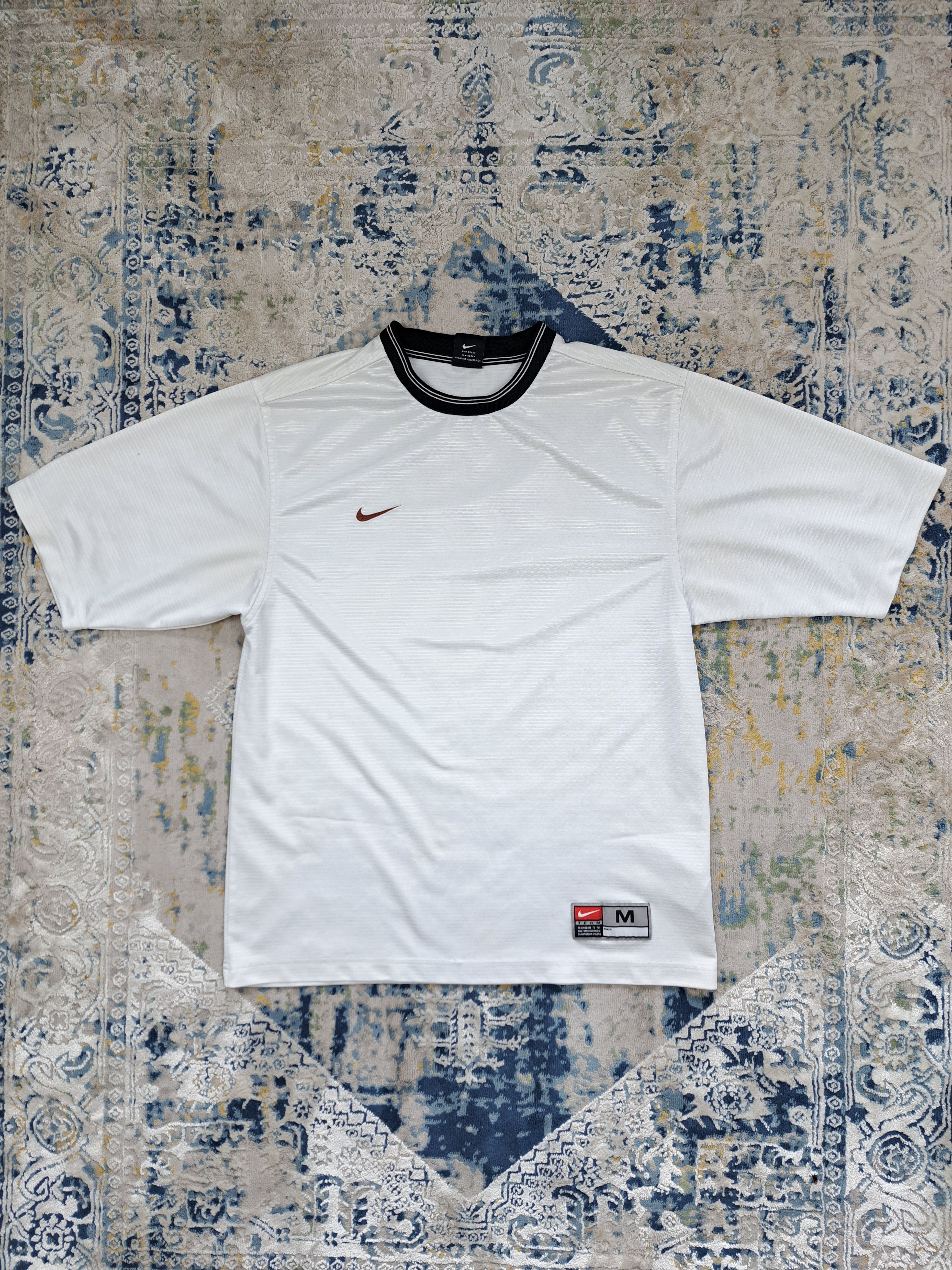 Nike Vintage 90s Nike Basic Tee Mini Swoosh Rare Soccer Blokecore Size US M / EU 48-50 / 2 - 1 Thumbnail