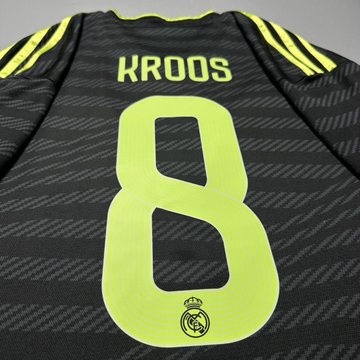 Adidas REAL MADRID ADIDAS 2022/2023 FOOTBALL THIRD JERSEY #8 KROOS Size US M / EU 48-50 / 2 - 9 Thumbnail