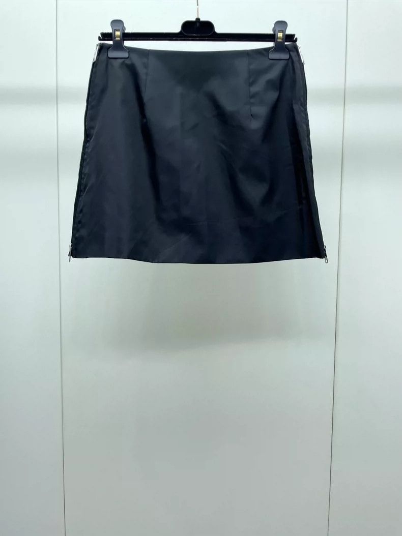 Prada Prada Black crystal triangle short skirt 2504-Nextarrow Size 26" / US 2 / IT 38 - 5 Thumbnail