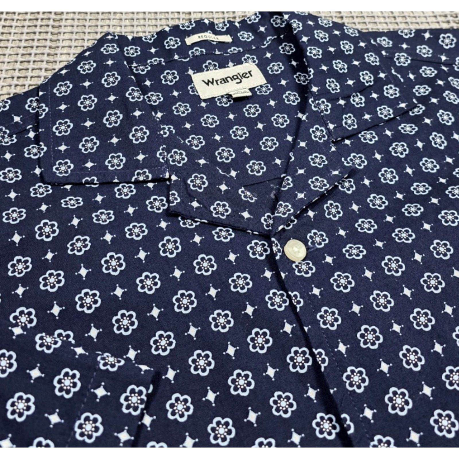Wrangler VINTAGE Wrangler Resort Shirt Mens M Geometric Hawaiian Camp Blue Cotton Short Sleeve Button-Up Decade: 90s? (But do not add decade) Size US M / EU 48-50 / 2 - 2 Thumbnail
