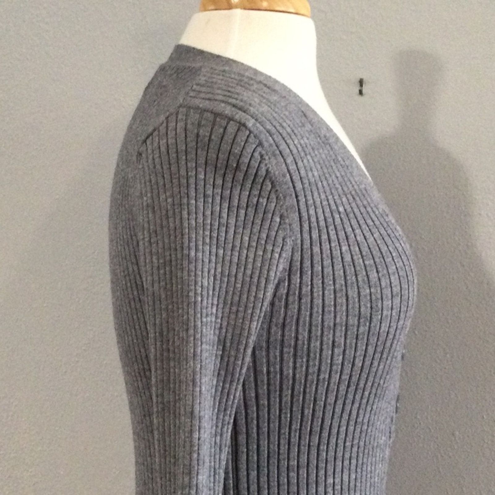 Other Lulus Gray V-Neck Rib Knit L/S 3 Button Bodycon Top Size M Size M / US 6-8 / IT 42-44 - 5 Thumbnail