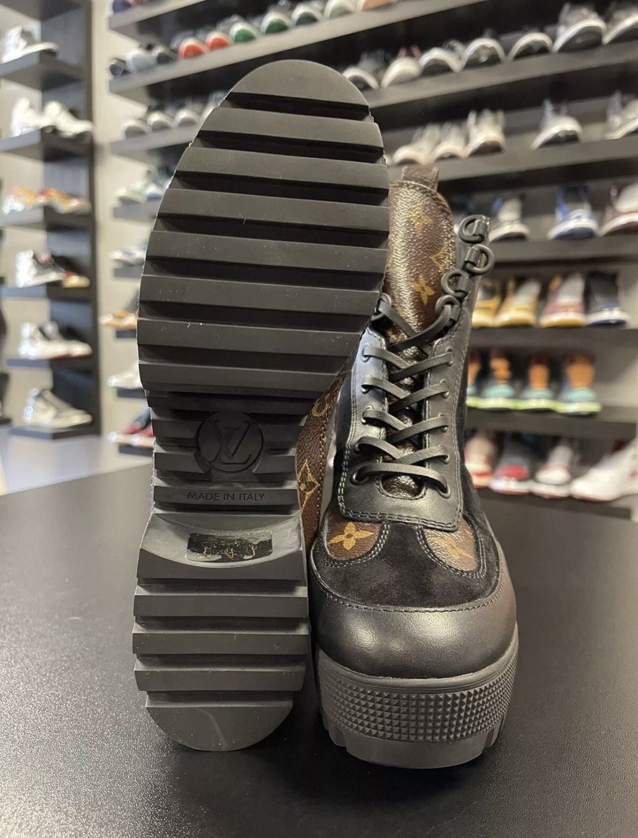 Louis Vuitton Size 5US/35EU - Louis Vuitton Laureate Black Monogram Boots Size US 5 / IT 35 - 9 Thumbnail