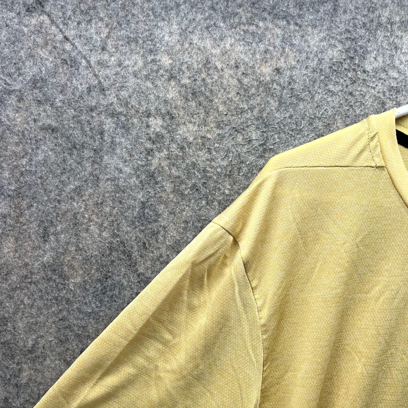 Nike VINTAGE Nike Shirt Men Large Yellow Dri-Fit Knit Polyester Swoosh Logo T-Shirt Size US L / EU 52-54 / 3 - 3 Thumbnail