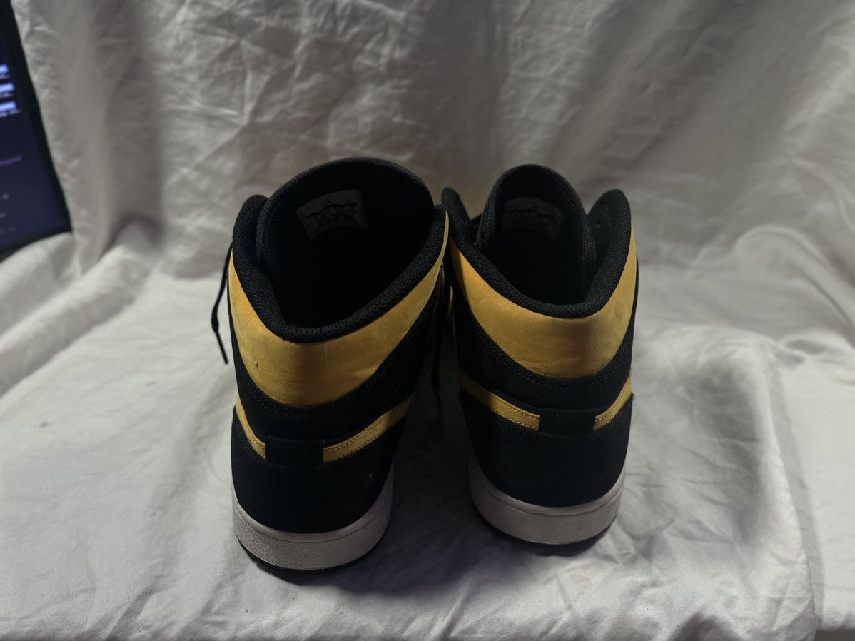 Jordan Brand Air Jordan 1 Retro Mid ‘Reverse New Love’ Men’s 13 Size US 13 / EU 46 - 8 Thumbnail