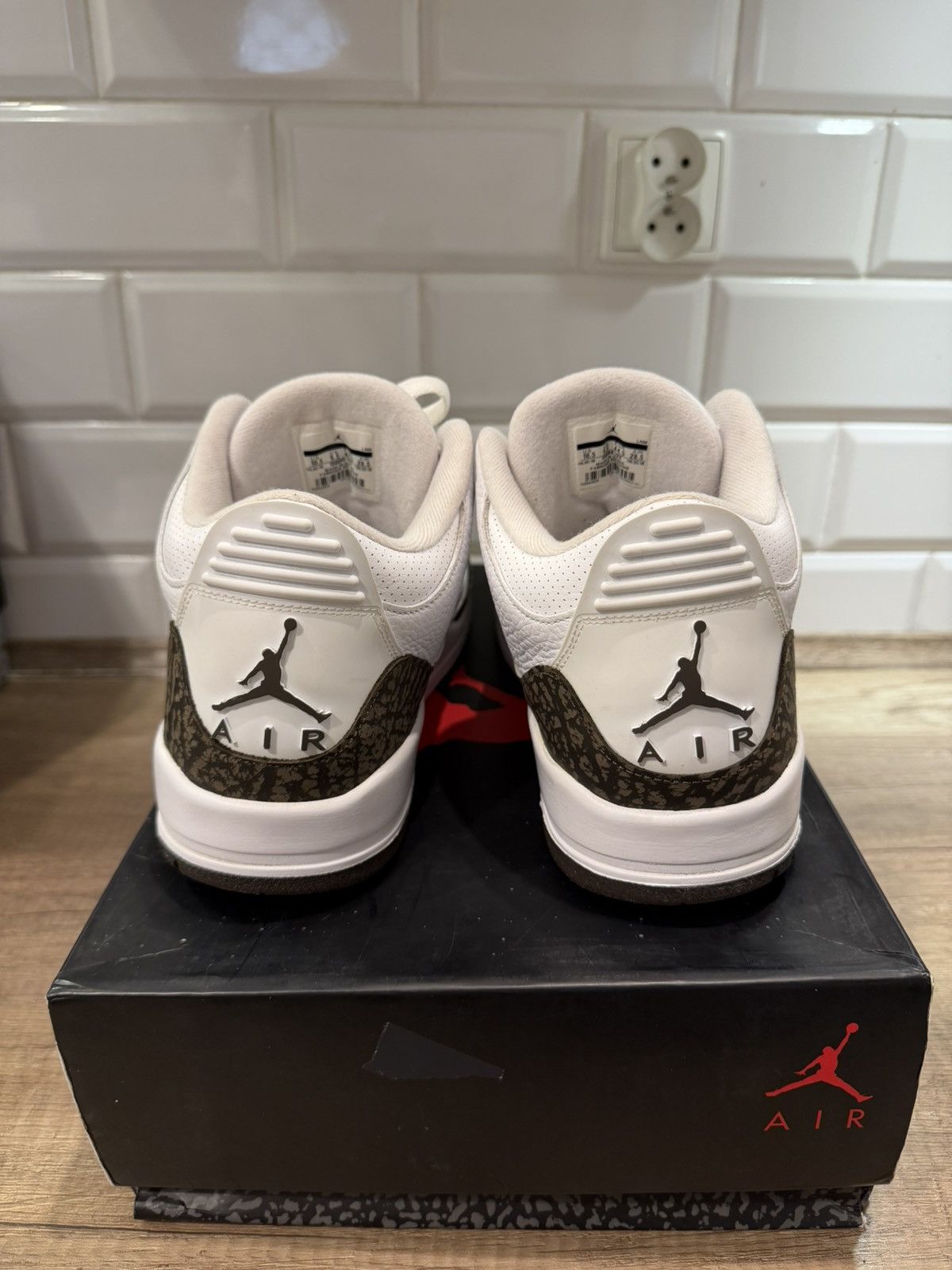 Jordan Brand Jordan 3 Mocha Size US 10.5 / EU 43-44 - 2 Thumbnail