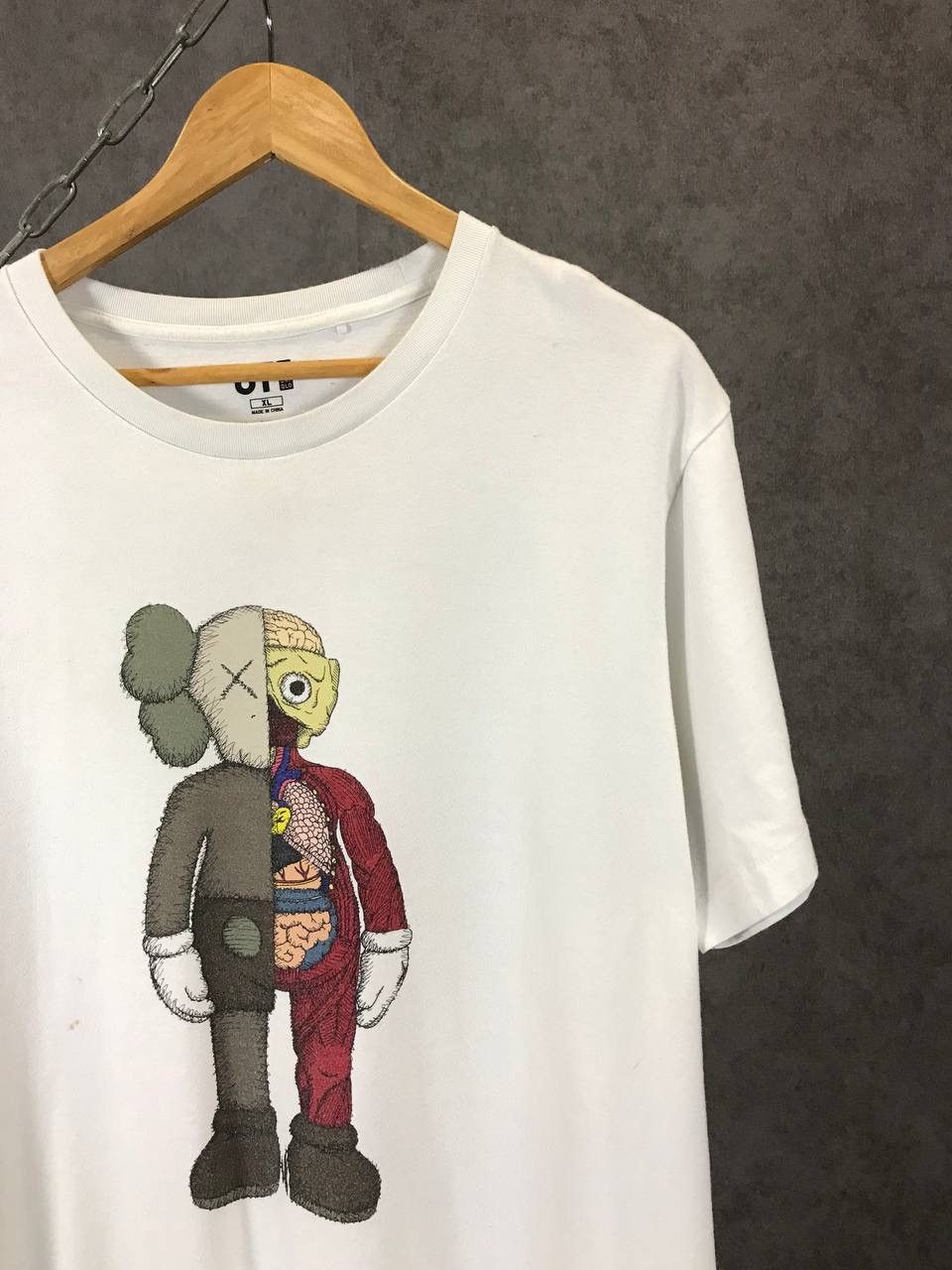 Kaws × Uniqlo Kaws x Uniqlo art big logo designer tee Size US XL / EU 56 / 4 - 2 Thumbnail