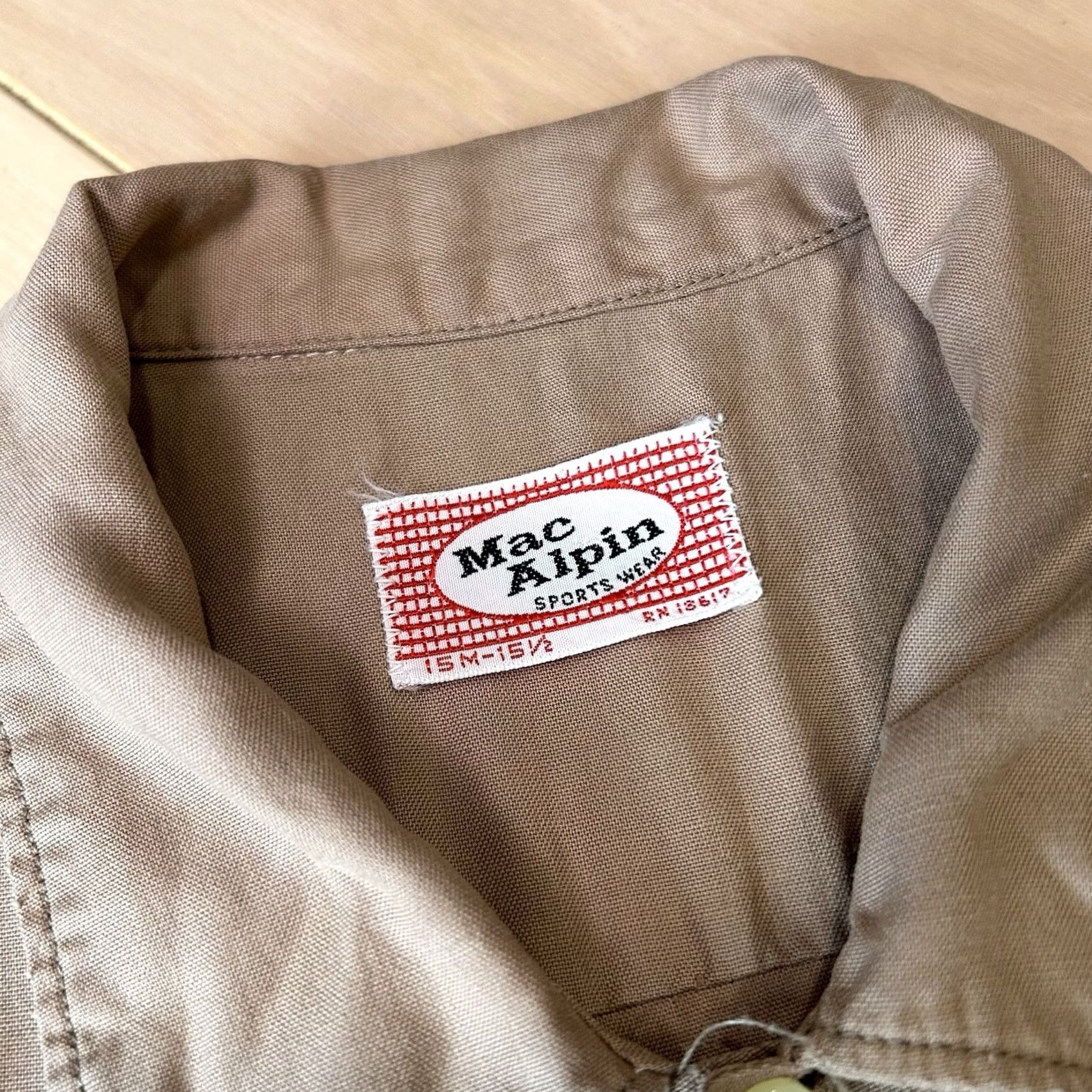 Vintage VINTAGE Mac Alpine Camp Shirt Short Sleeve Men’s 15/15-1/2 Beige Twill Button-Up Pockets Easy Care Casual Workwear Party/Cocktail Mens Size US M / EU 48-50 / 2 - 5 Thumbnail