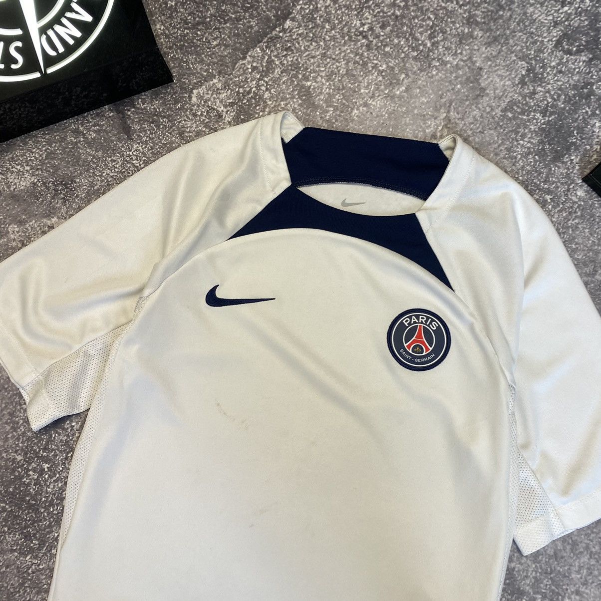 Vintage Vintage Nike Paris Saint-Germain Men’s Soccer Jersey Size US S / EU 44-46 / 1 - 3 Thumbnail