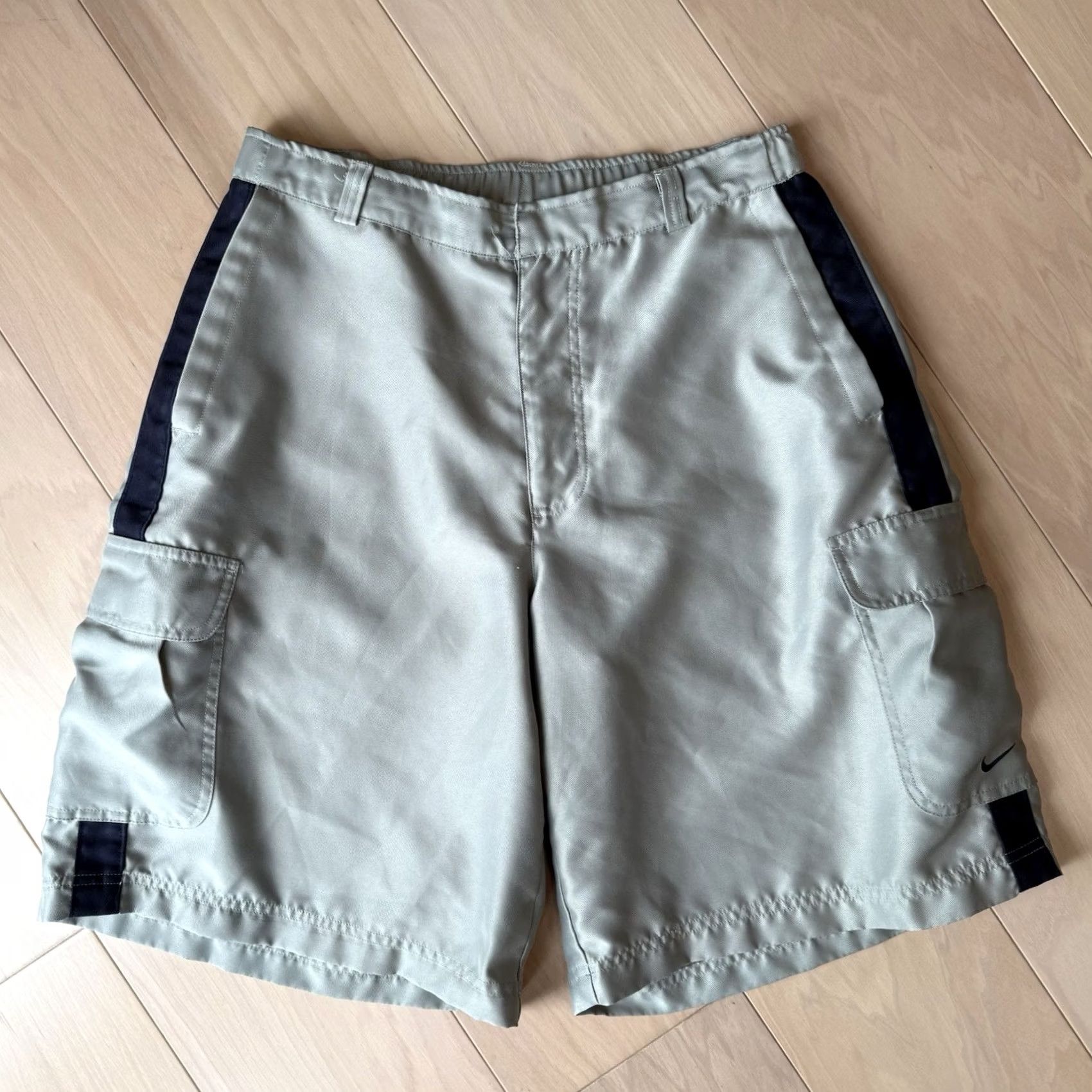Nike VINTAGE Nike Cargo Shorts Large Gray Y2K Utility Sportswear Men 31 Inseam 11 Zak Zipper Solid Knit Cargo Pocket Mid Rise Pattern 31 in Waist Black? Size US 31 - 3 Thumbnail