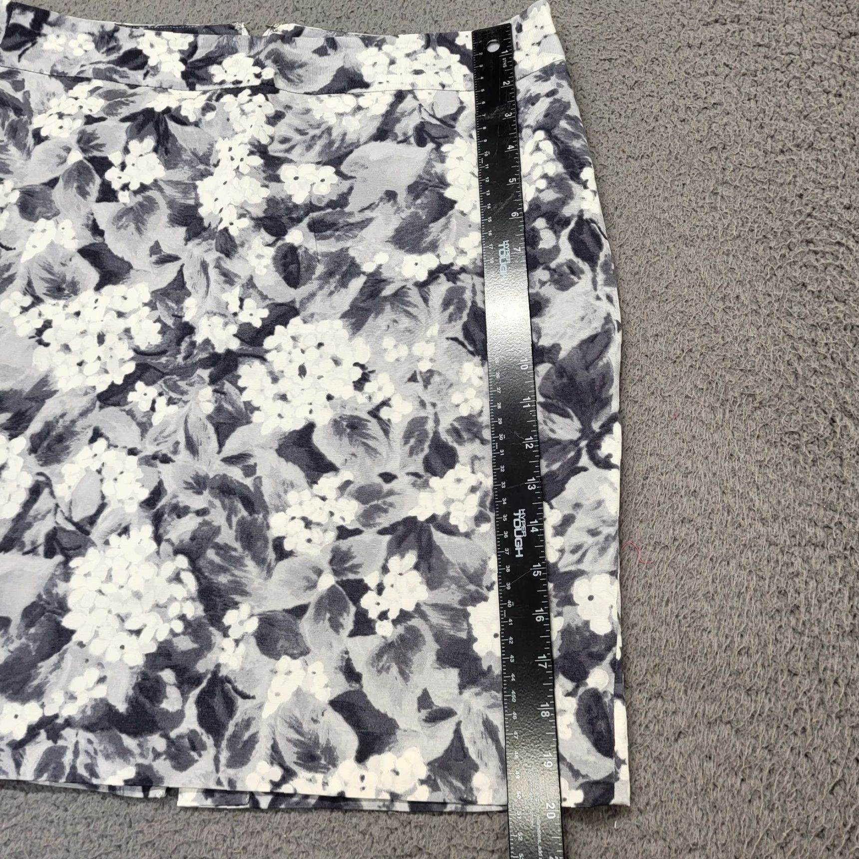 Talbots Talbots Pencil Skirt Women’s 8P Petite Gray/Ivory Floral Back Slit Zip Midi Skirt Fashion Party/Cocktail Business Casual Women Size 30" / US 8 / IT 44 - 4 Thumbnail