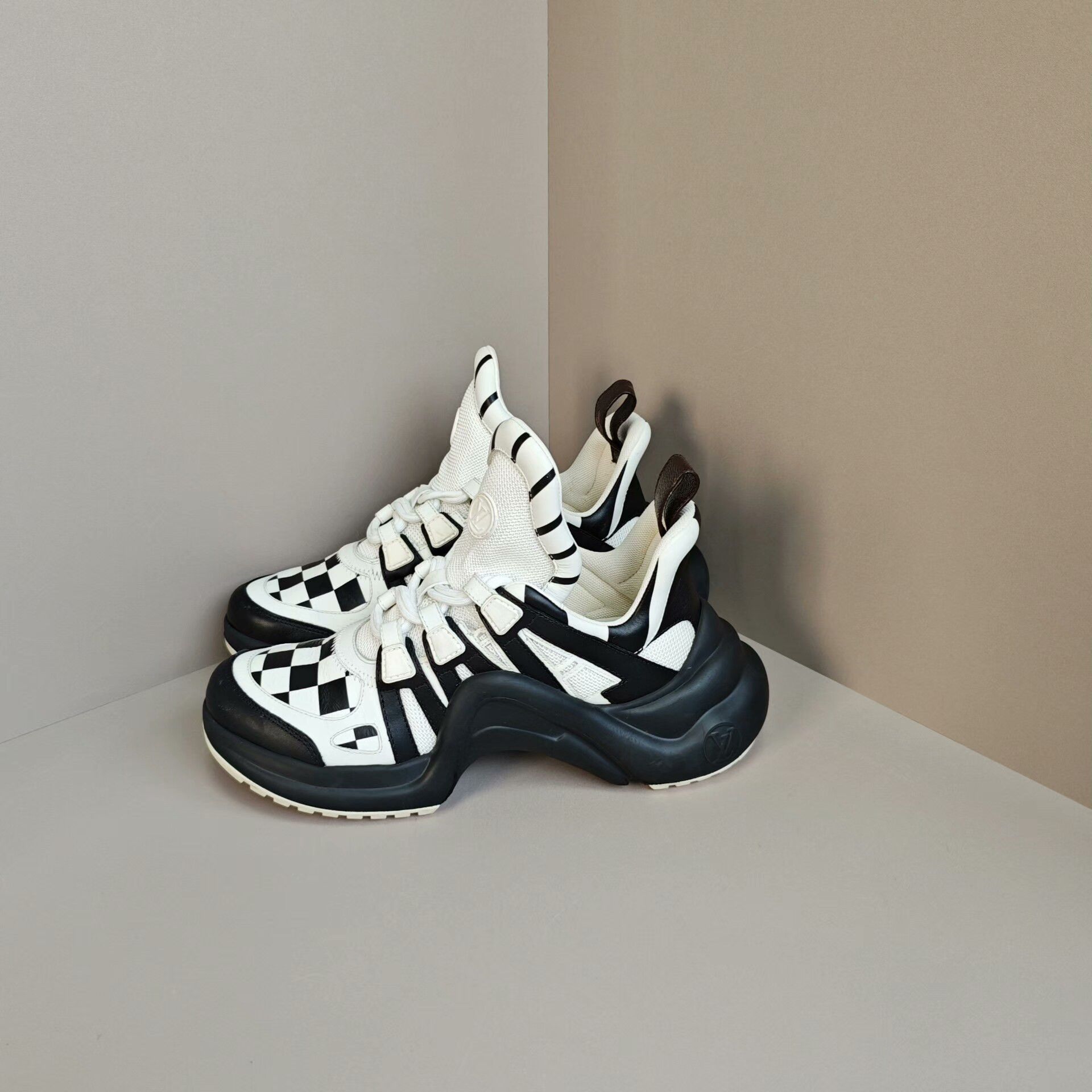 Louis Vuitton Louis Vuitton Casual Lowtop Sneakers us_8 Women Size US 8 / IT 38 - 1 Thumbnail