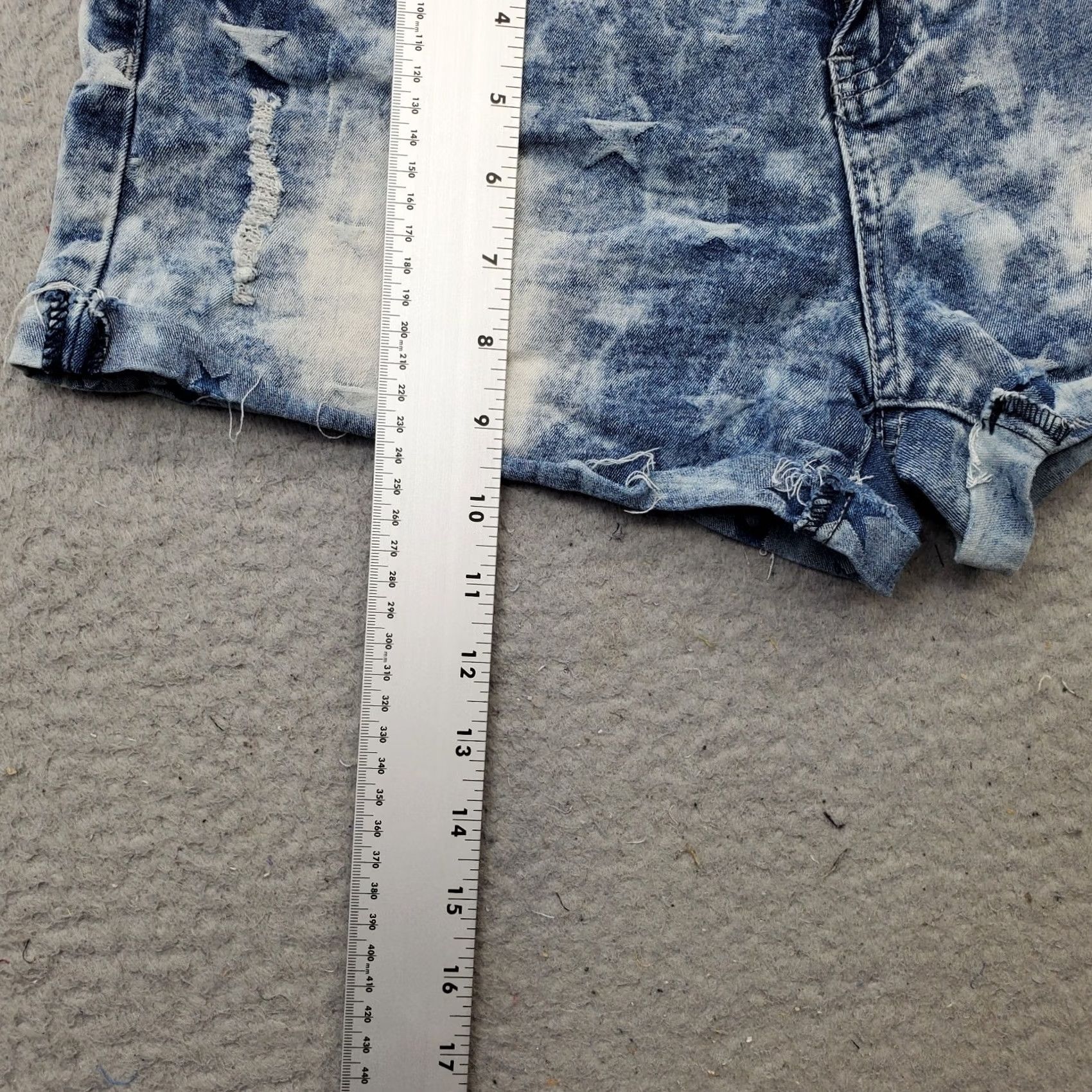 Vintage YMI Jeans Shorts Women Size 11 Denim Distressed Acid Wash 5-Pocket Design - Blue, 2.5" Inseam Size 32" / US 10 / IT 46 - 3 Thumbnail