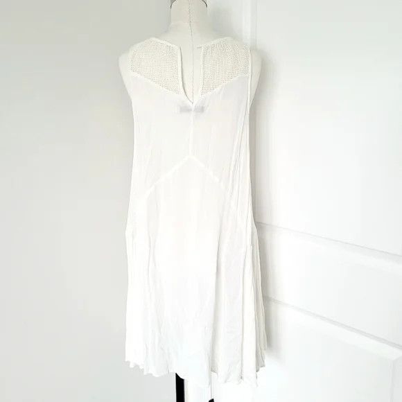 Lovers and Friends Sleeveless Keyhole Gauzy Crochet Trim Trapeze & Swing Dress Size S / US 4 / IT 40 - 4 Thumbnail