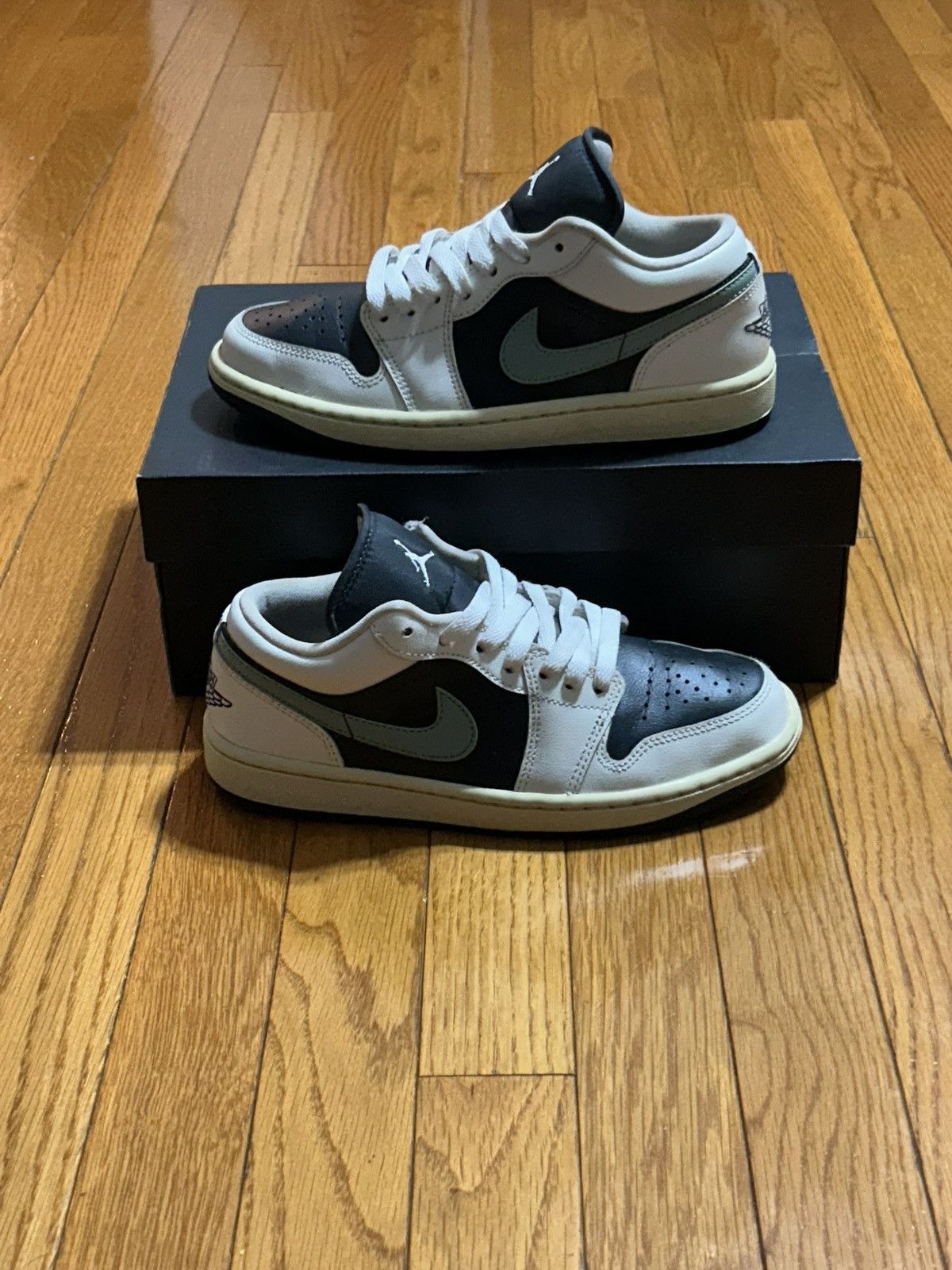 Jordan Brand Wmns Air Jordan 1 Low Jade Smoke Size US 7.5 / IT 37.5 - 3 Thumbnail