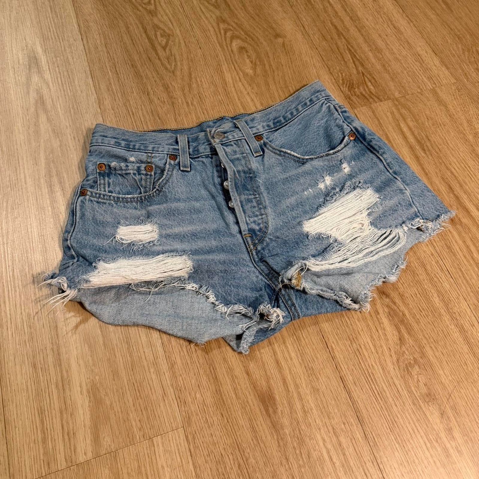 Levi's Levis 501 distressed cutoff denim Size 26" / US 2 / IT 38 - 2 Thumbnail