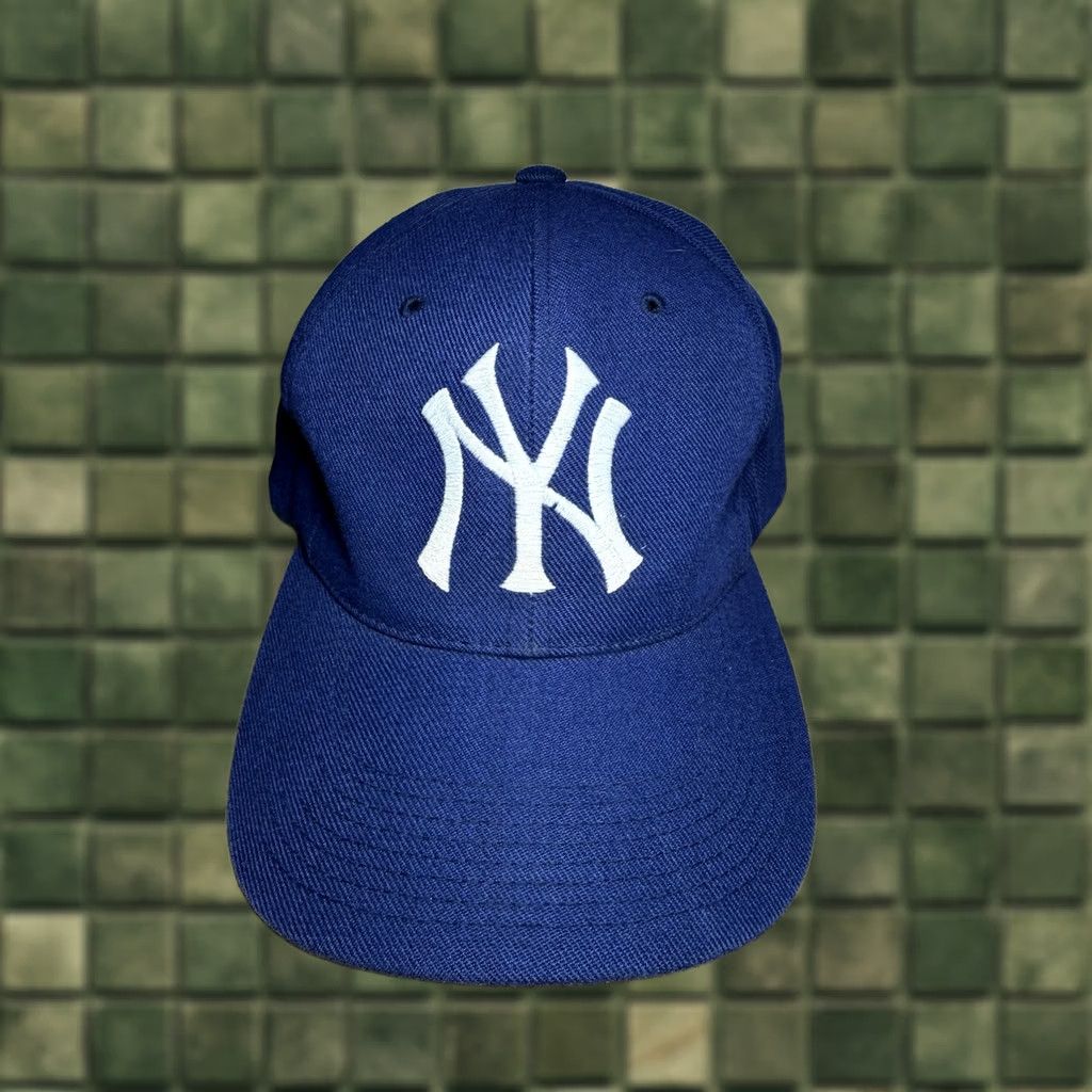 MLB VINTAGE 90s New York Yankees MLB Baseball Big Logo Navy Blue G-Cap Snapback Cap Hat Hats Mens One Size Blue Snapback Cap Size ONE SIZE - 1 Thumbnail