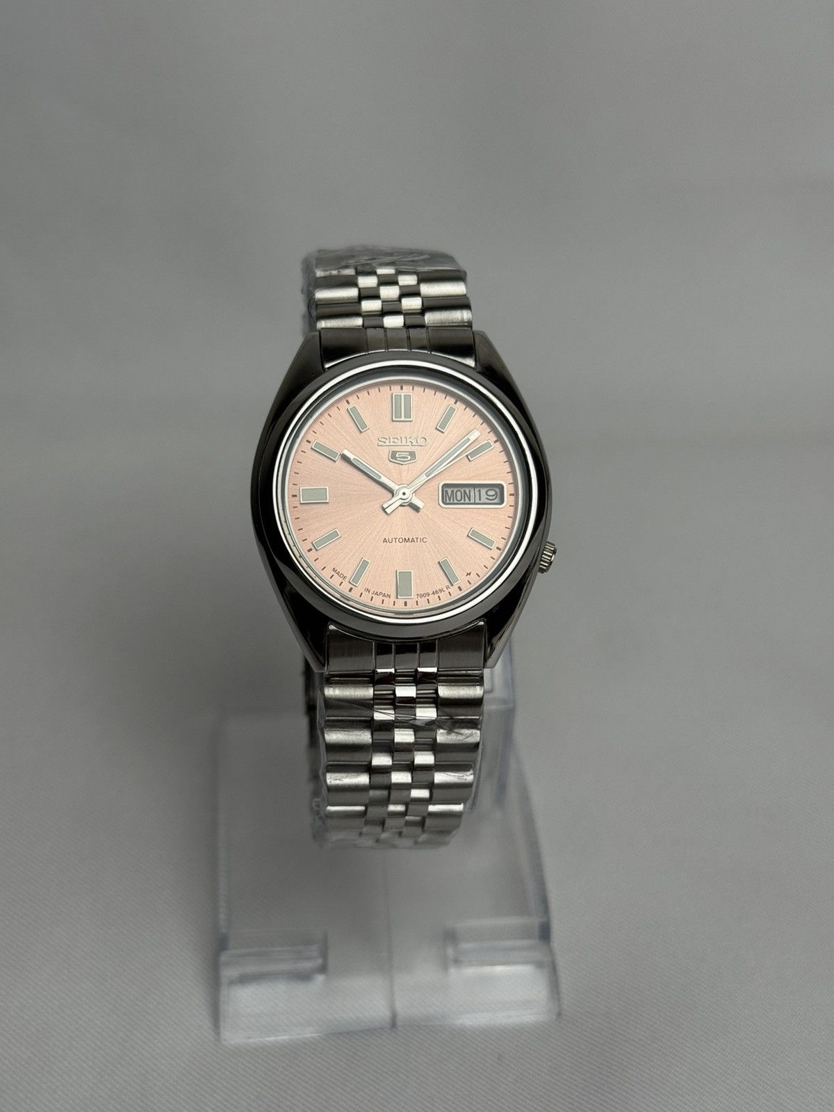 Seiko Seiko 5 7009-Japan Auto |salmon Dial | Day & Date Size 36 - 2 Thumbnail