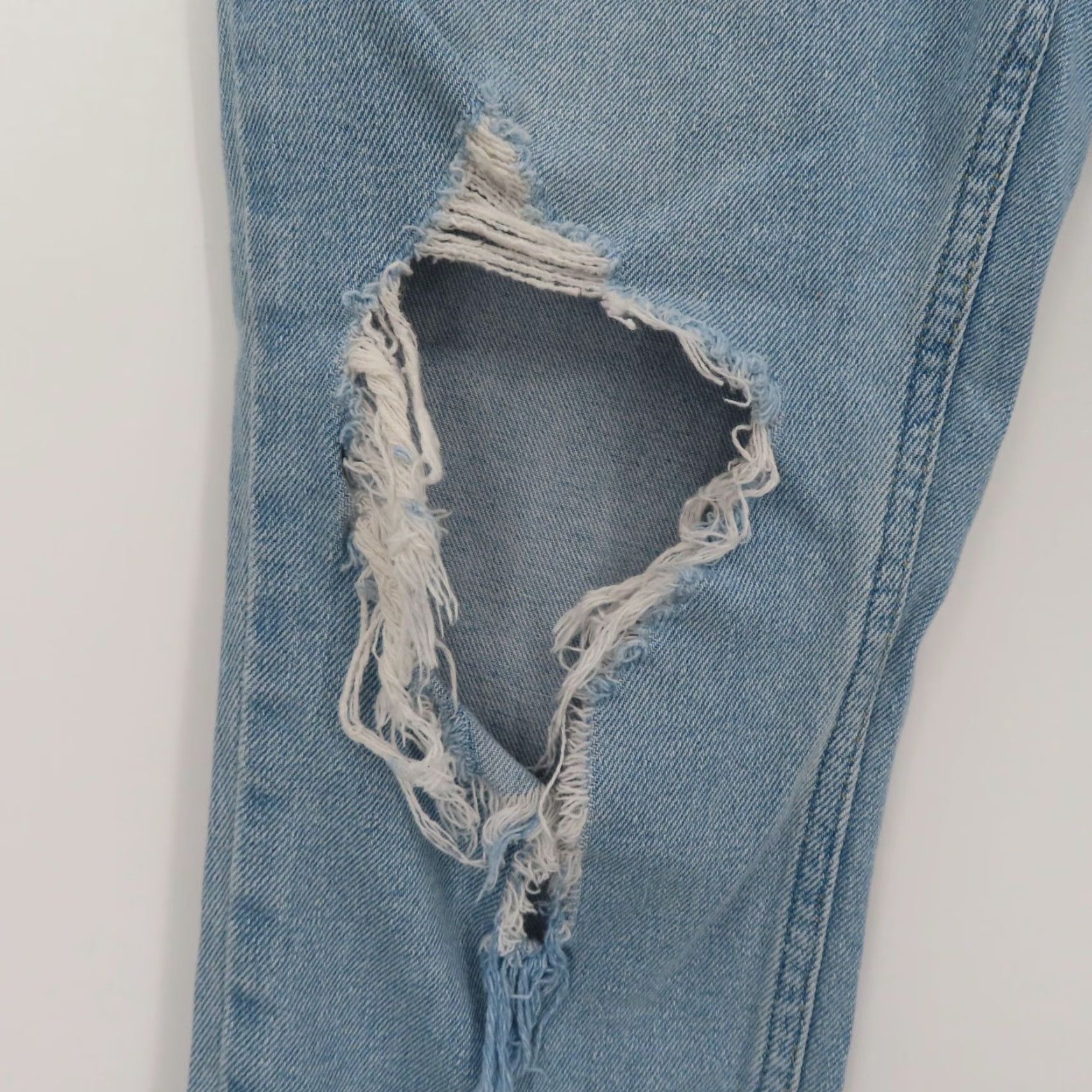 Abercrombie & Fitch Abercrombie Women 2R 26 Mom Jeans Curve Love Light Wash Distressed Denim Pants Jeans Size 26" / US 2 / IT 38 - 4 Thumbnail