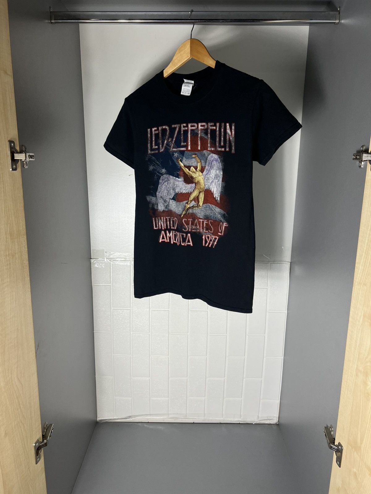Band Tees VINTAGE LED ZEPPELIN WORLD TOUR ROCK T-SHIRT METAL Y2K 90s Size US S / EU 44-46 / 1 - 4 Thumbnail
