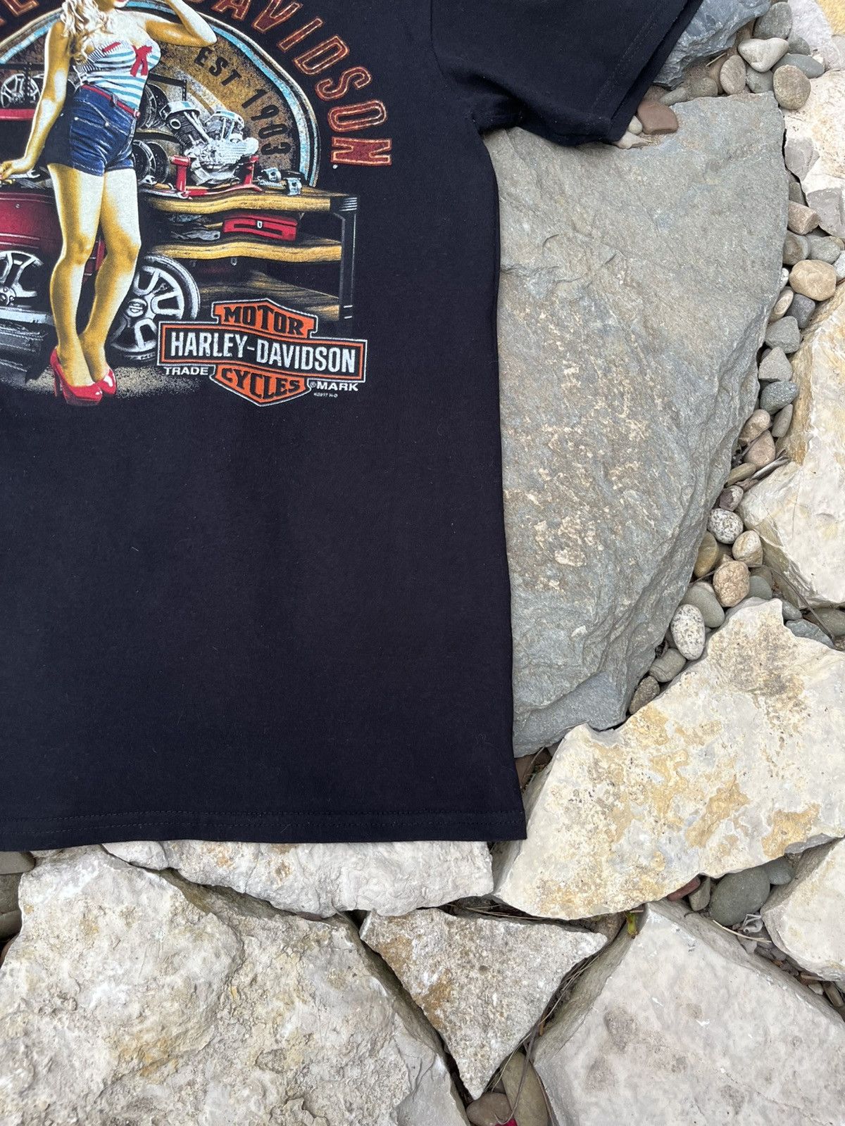 Harley Davidson Vintage Harley-Davidson pinup girl lady wheels t-shirt tee Size US M / EU 48-50 / 2 - 6 Thumbnail