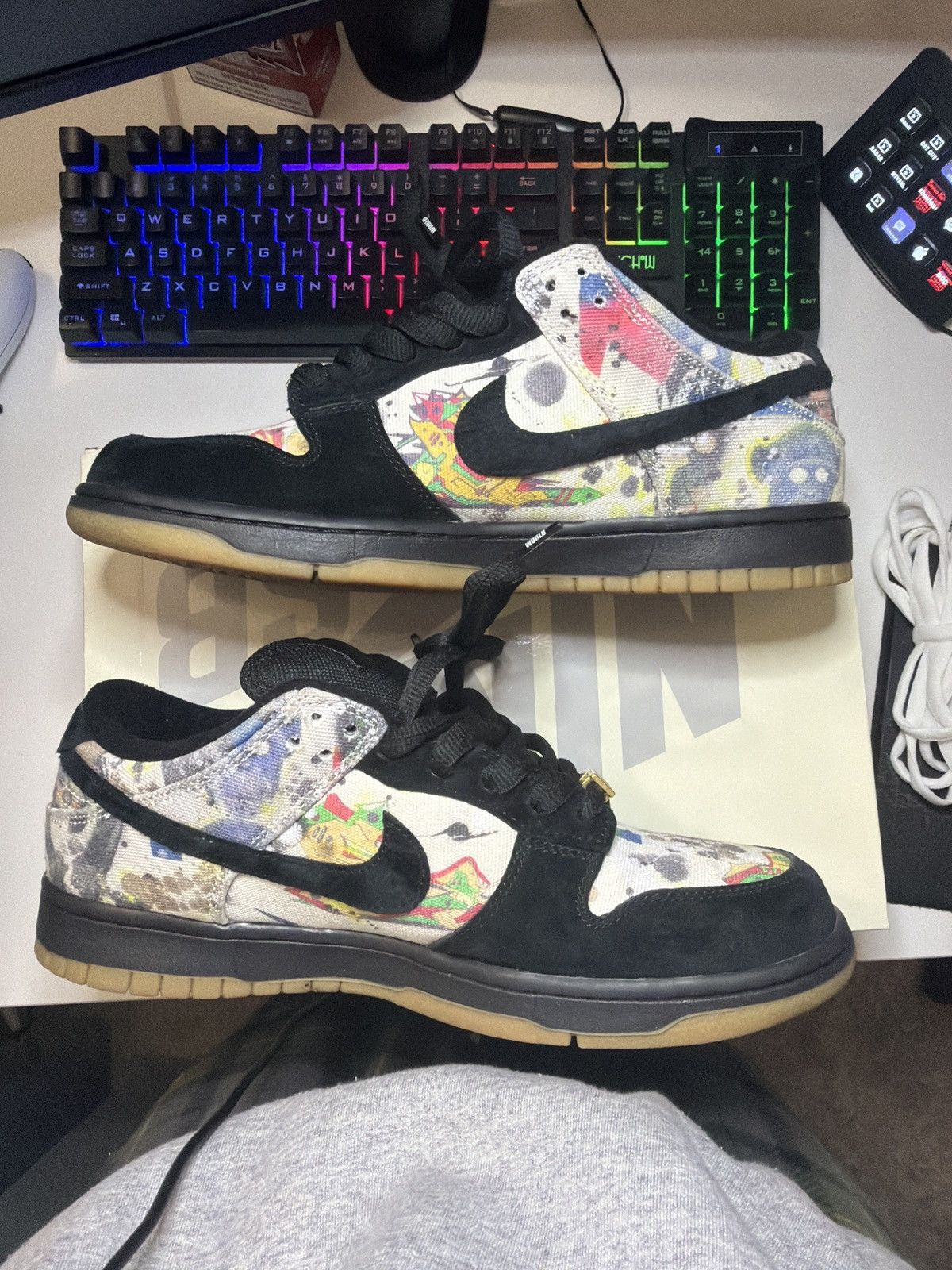 Nike × Supreme Supreme Nike SB Dunk Low Rammellzee Size US 9.5 / EU 42-43 - 2 Thumbnail