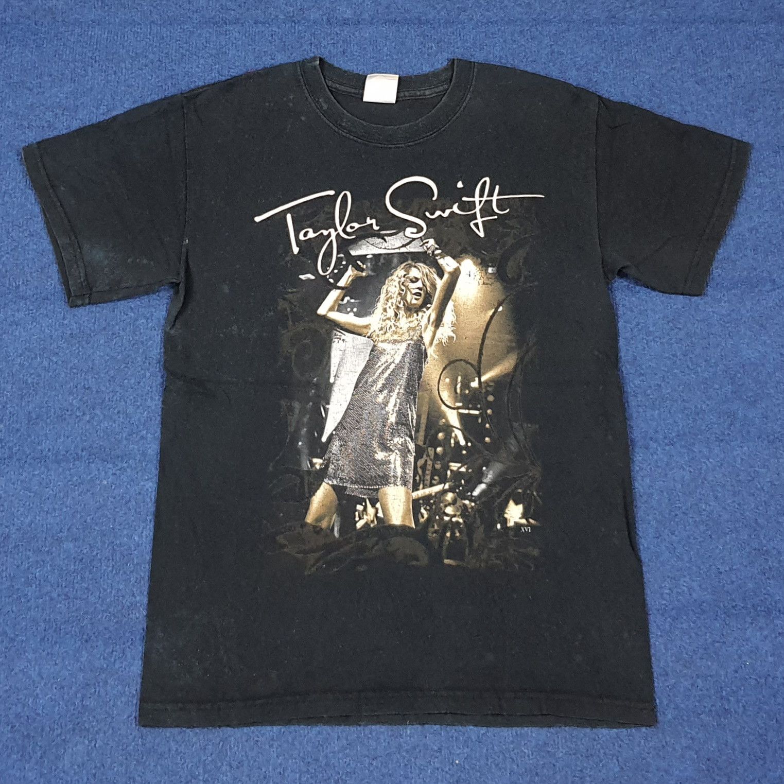 Vintage Vintage Taylor Swift World Tour Tshirt C285N66 Size US S / EU 44-46 / 1 - 1 Thumbnail