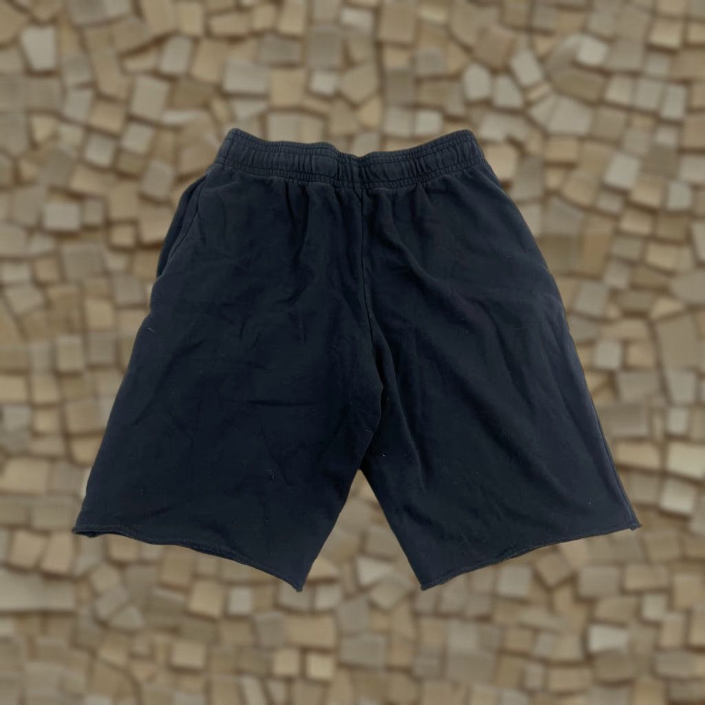 Under Armour Under armour Shorts Mens Size M Black Sweat Logo Athletic 10 in Inseam Casual Travel Regular Waist 26 in Front Flat Pattern Solid Vintage No N/A Size US 31 - 1 Thumbnail