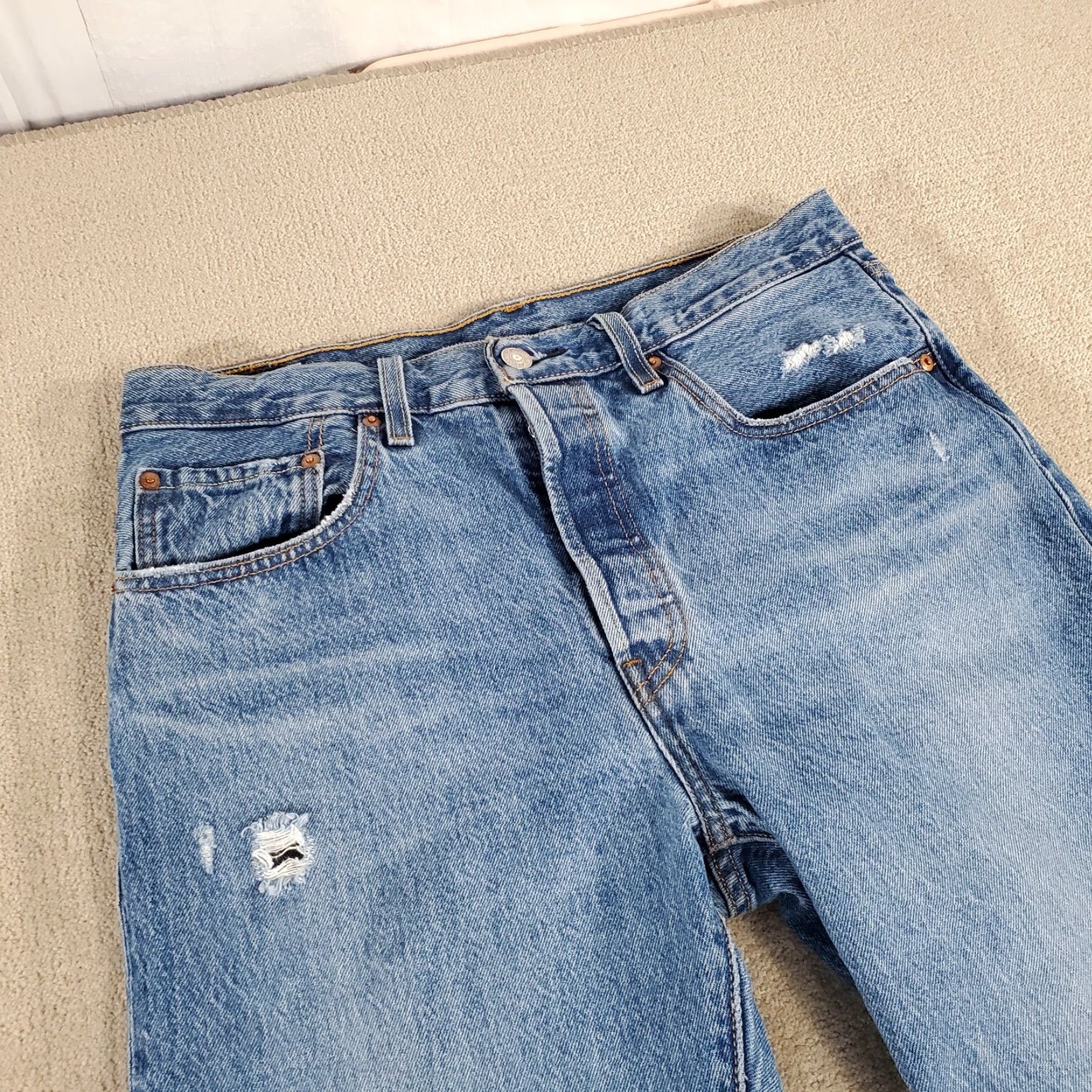 Levi's Levi's 501 Jeans Mens 30x32 Blue Straight Button Fly Medium Wash Denim Regular Inseam 32 Pockets Vintage No Current? Size US 30 / EU 46 - 2 Thumbnail
