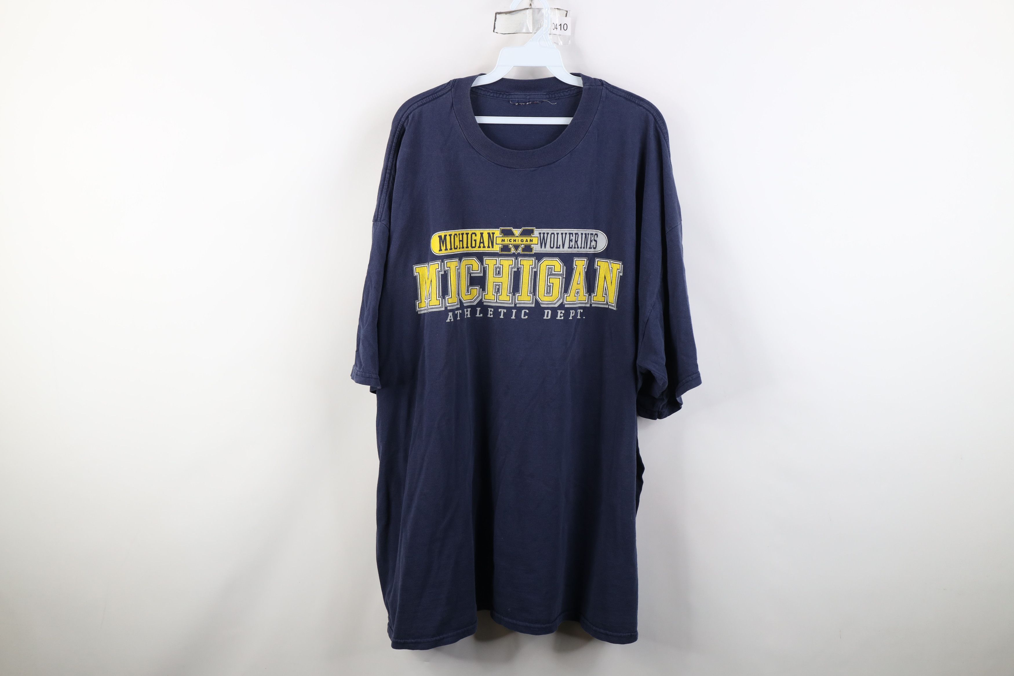 Vintage Vintage 90s Y2K University of Michigan Athletic Dept T-Shirt Size US XXL / EU 58 / 5 - 1 Thumbnail
