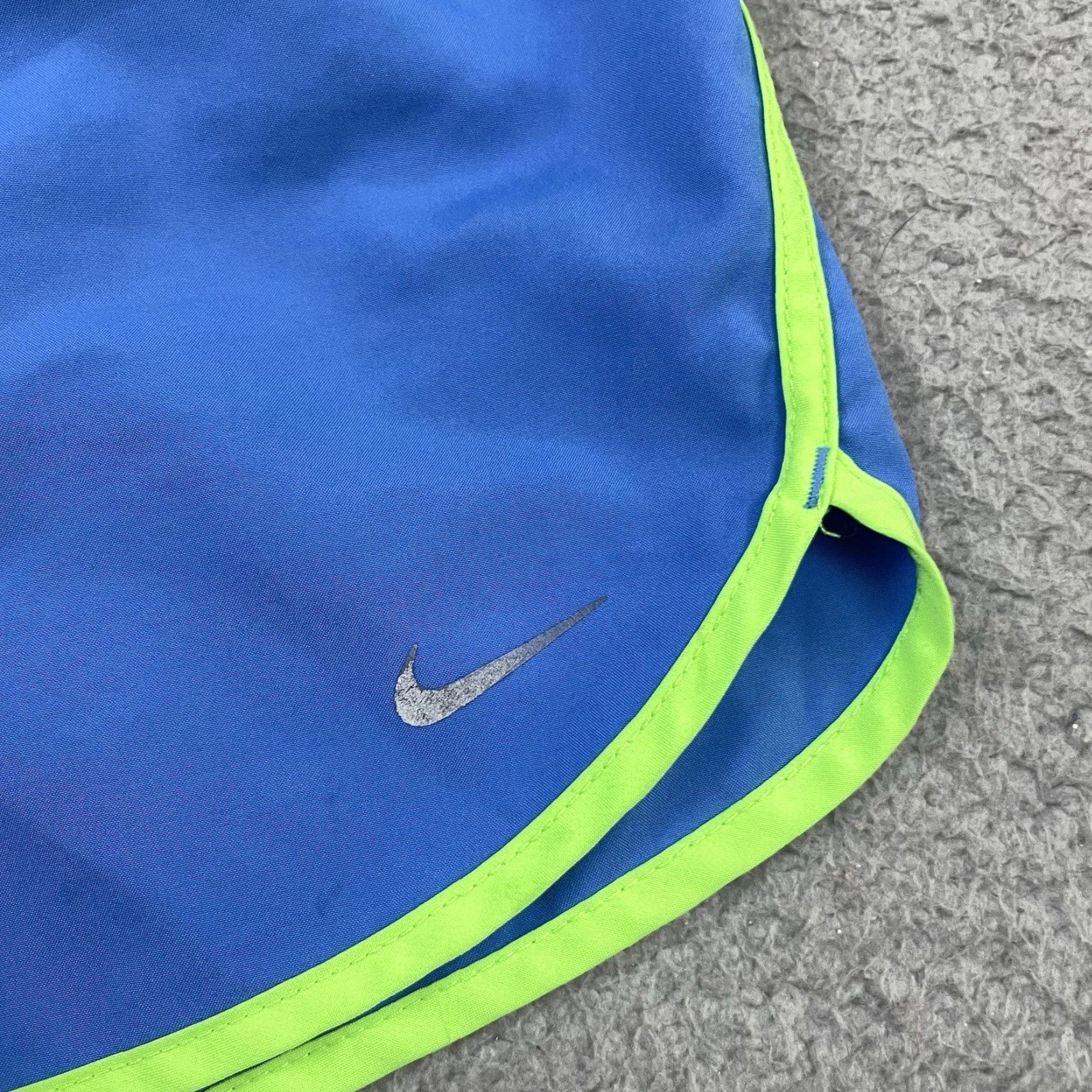 Nike VINTAGE Nike Shorts Womens XS Blue Dri Fit Lined Athletic Performance Running Neon Green Size 26" / US 2 / IT 38 - 2 Thumbnail