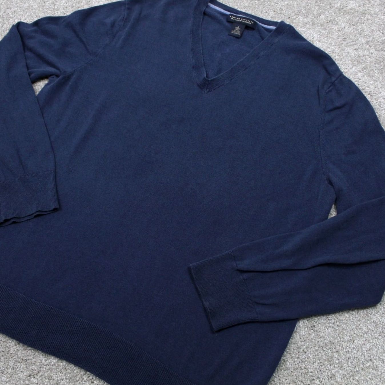 Banana Republic Banana Republic Sweater Mens Large Blue Silk/Cotton/Cashmere V-Neck L/S Pullover Size US L / EU 52-54 / 3 - 3 Thumbnail