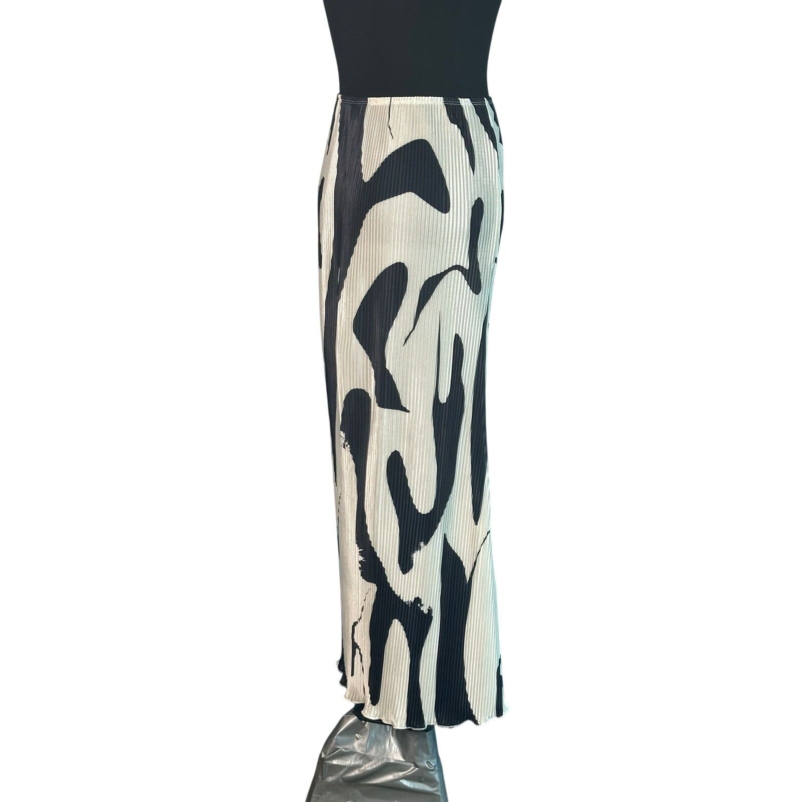 Shein Shein white black print pleated pull on maxi skirt size XL Size 34" / US 12 / IT 48 - 13 Thumbnail