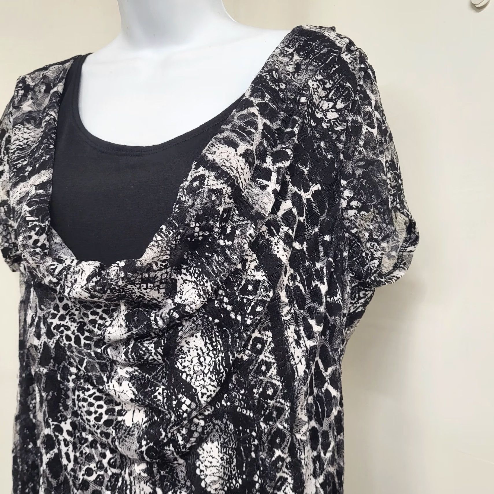 Vintage ACW American City Wear Blouse Women's 2X Black/White Draped Neck Animal Print Knit Short Sleeve Lined Plus Size 2XL Womens Size XXL / US 16-18 / IT 52-54 - 2 Thumbnail