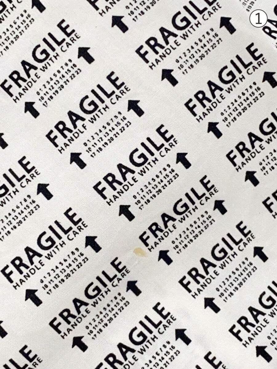 Maison Margiela "FRAGILE" All Over Short Sleeve Button Shirt Size US L / EU 52-54 / 3 - 5 Thumbnail