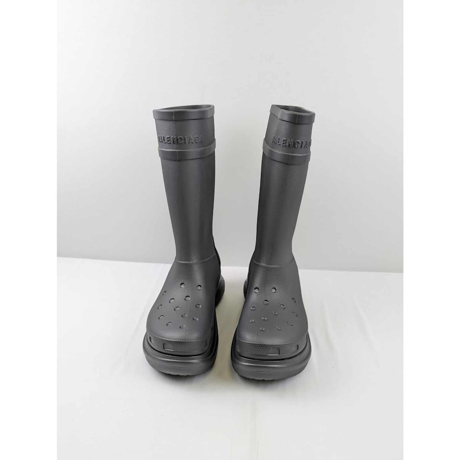 Balenciaga o1rshd1 Crocs Rubber Boots in Grafite Size US 10 / EU 43 - 13 Thumbnail