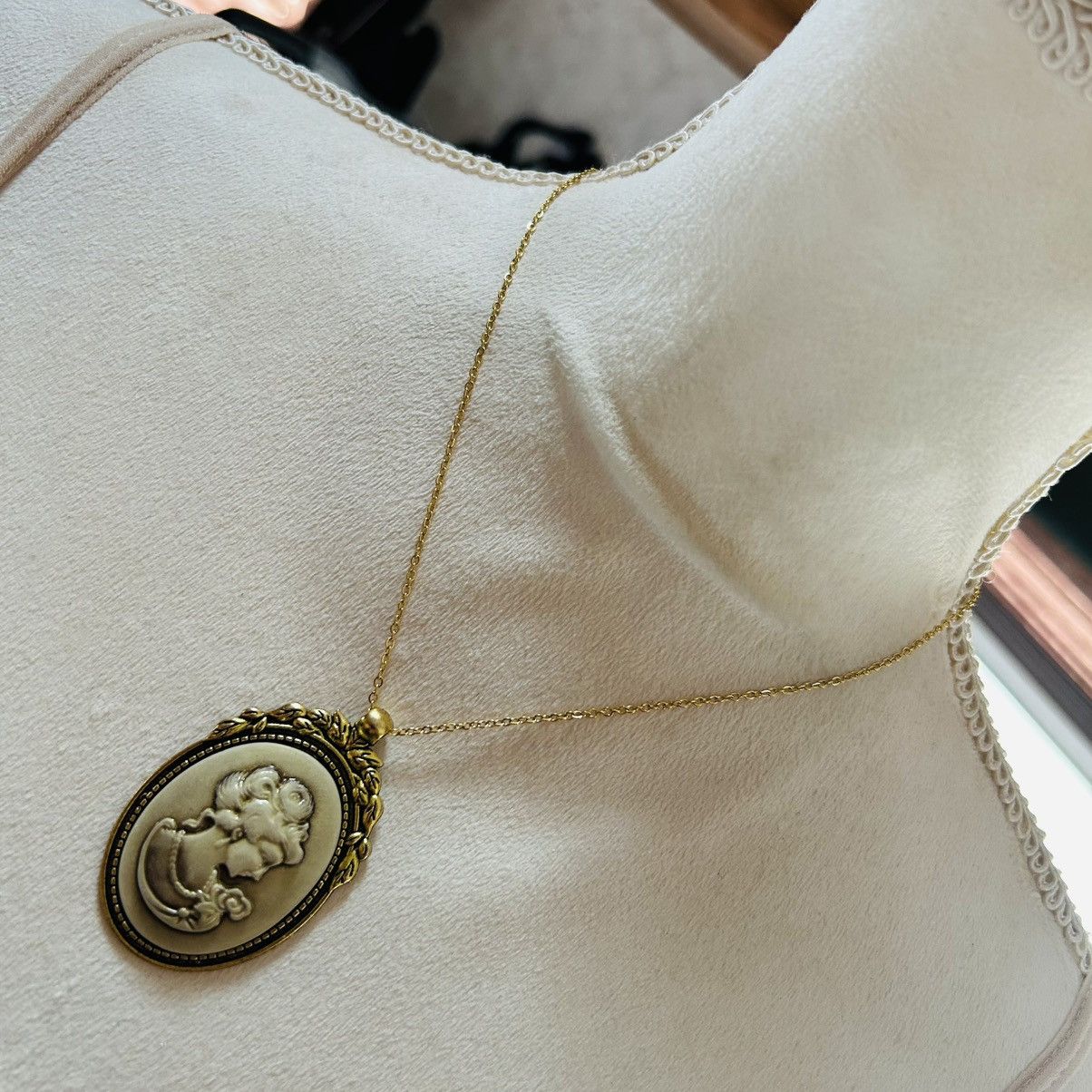 Handmade Handcrafted golden opalescent Victorian lady cameo necklace Size ONE SIZE - 2 Thumbnail
