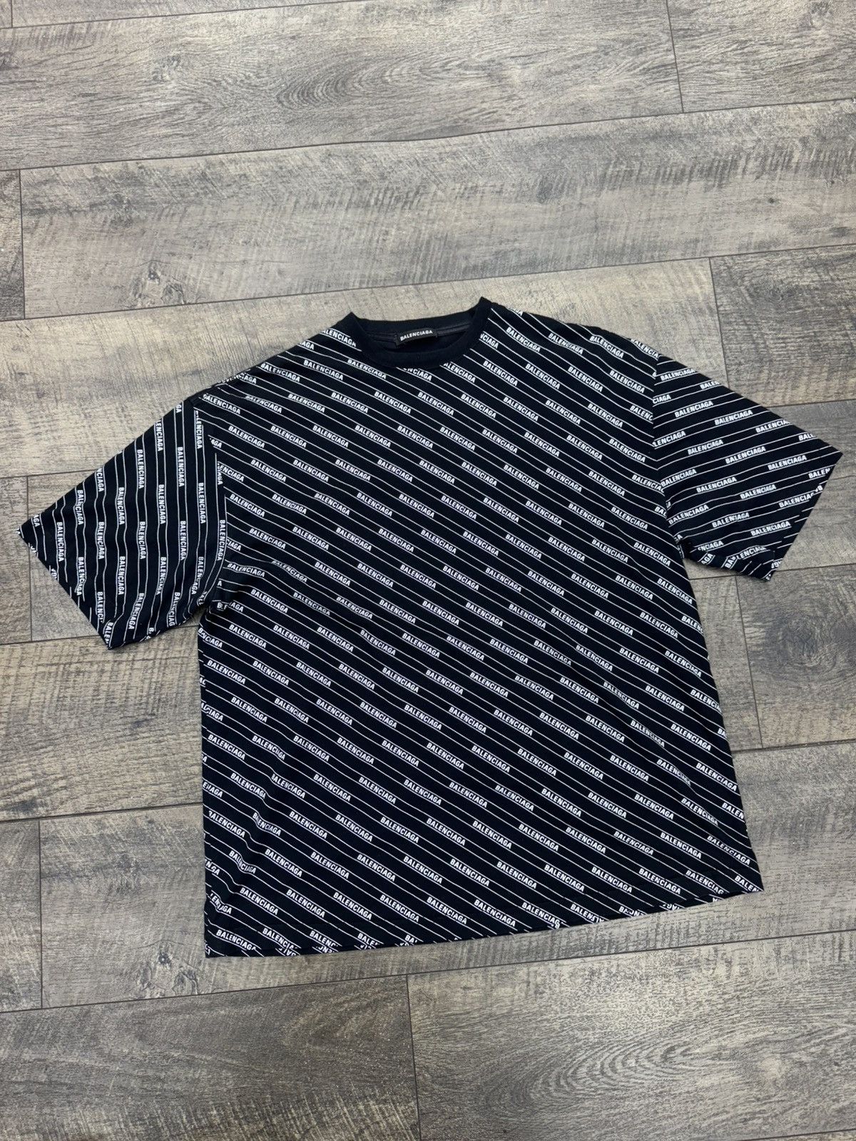 Balenciaga BB ALL OVER PRINT LOGO TEE BLACK (L) | Grailed