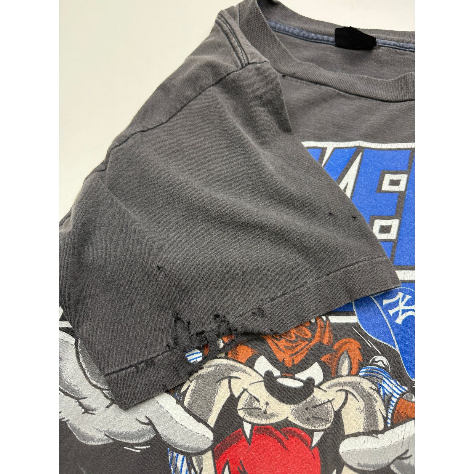 Vintage Vintage 1992 New York Yankees Looney Tunes Taz T Shirt XL Size US XL / EU 56 / 4 - 8 Thumbnail