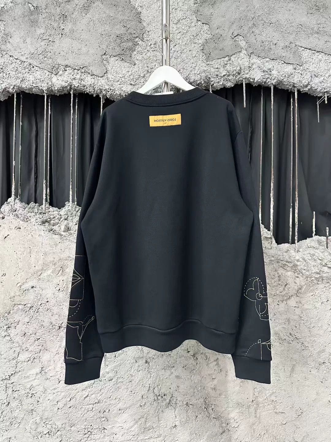 Louis Vuitton Louis Vuitton Embroidered Logo Hoodie Size US L / EU 52-54 / 3 - 2 Thumbnail