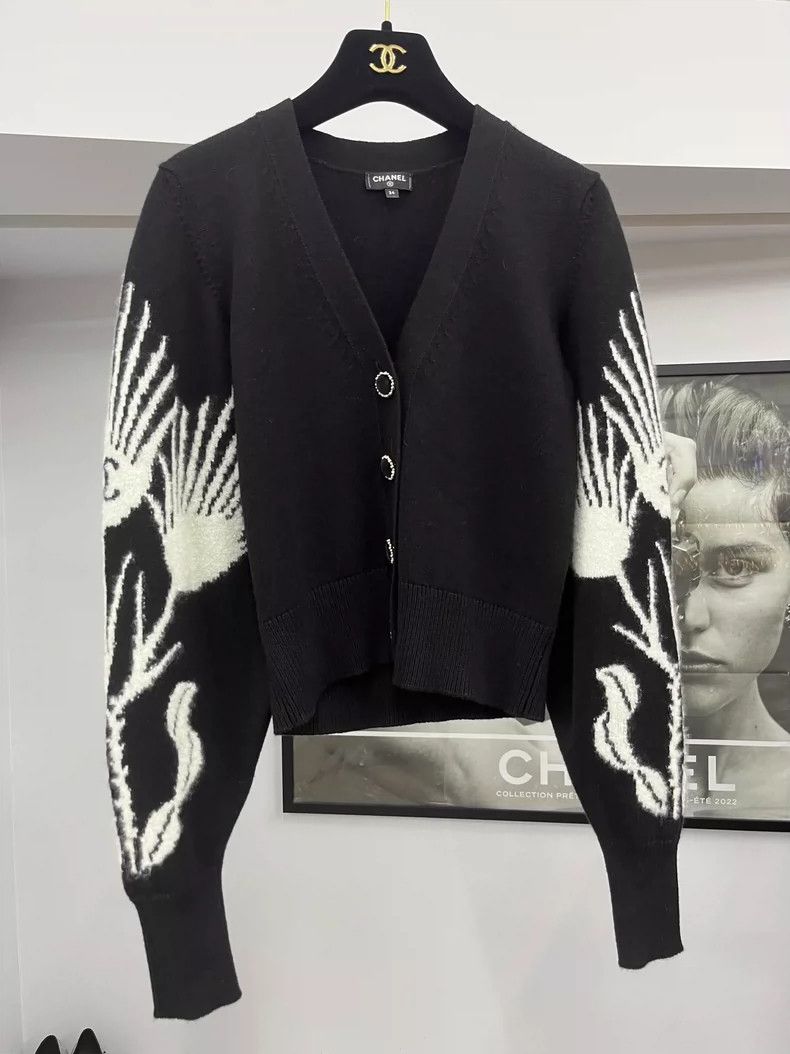 Chanel Chanel Women's Castle Knit Cardigan Size US M / EU 48-50 / 2 - 1 Thumbnail