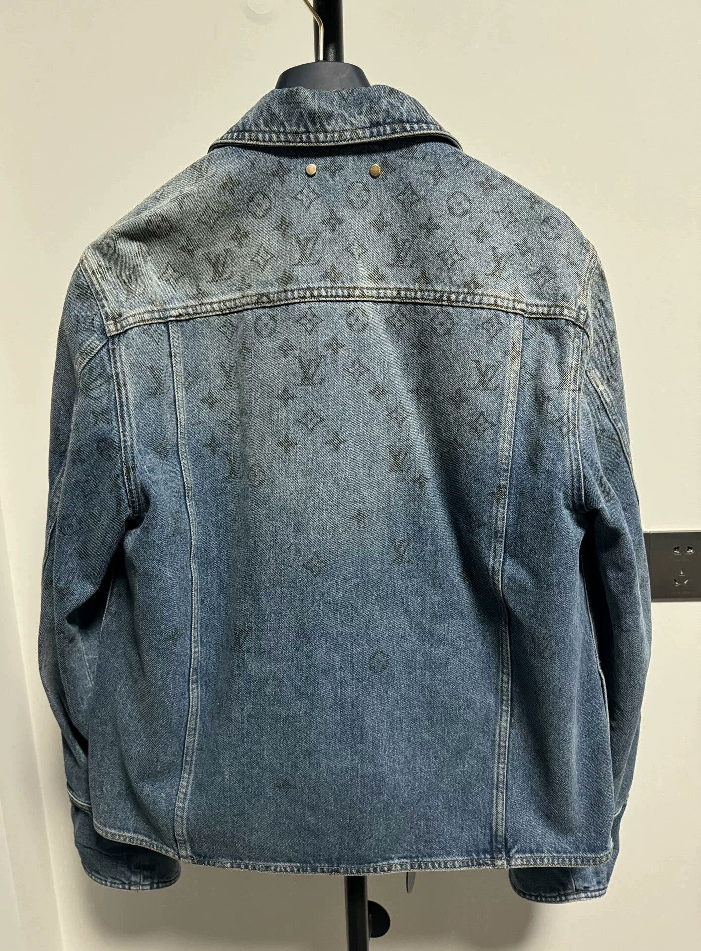 Louis Vuitton louis vuitton denim jacket with monogram pattern Size US L / EU 52-54 / 3 - 2 Thumbnail
